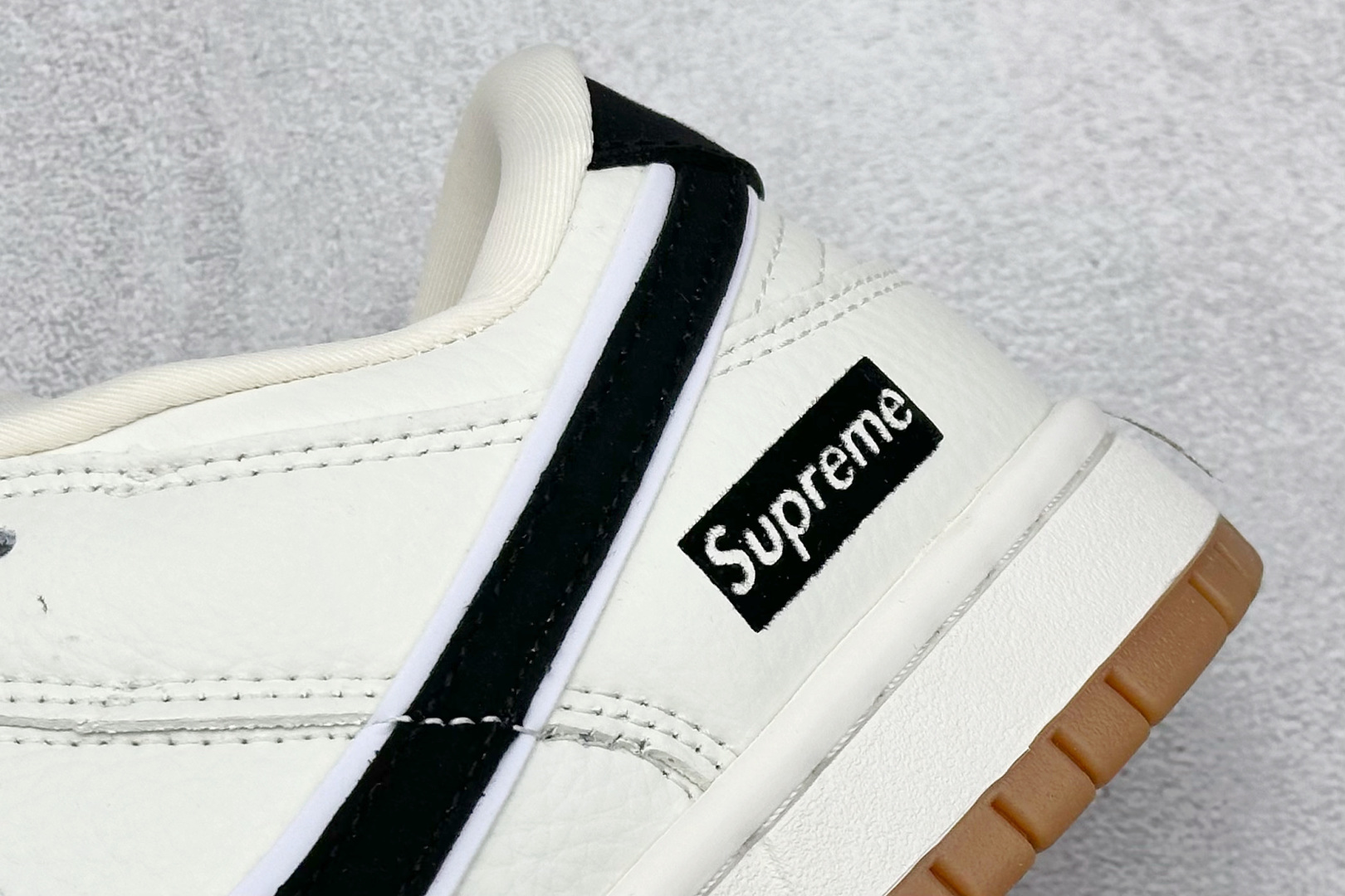 图片[9]-福利特价  Supreme x Nk SB Dunk Low 联名款米黑棕 周年高端定制 低帮休闲板鞋 #定制鞋盒 大厂纯原品质出货 超高清洁度 皮料切割干净无任何毛边 细节完美 货号：XH0923-151 尺码：36 36.5 37.5 38 38.5 39 40 40.5 41 42 42.5 43 44 44.5 45-选品中心