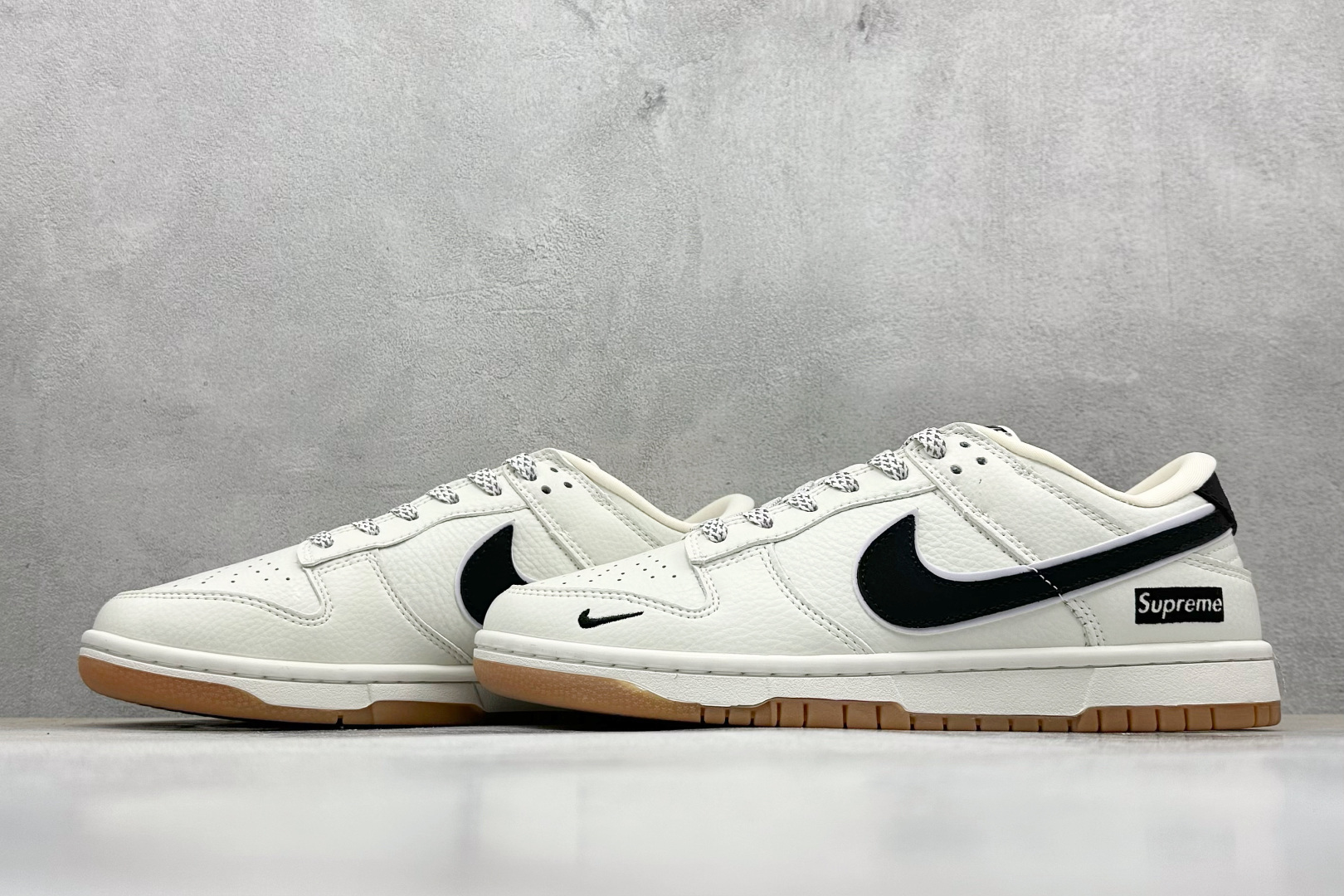 图片[5]-福利特价  Supreme x Nk SB Dunk Low 联名款米黑棕 周年高端定制 低帮休闲板鞋 #定制鞋盒 大厂纯原品质出货 超高清洁度 皮料切割干净无任何毛边 细节完美 货号：XH0923-151 尺码：36 36.5 37.5 38 38.5 39 40 40.5 41 42 42.5 43 44 44.5 45-选品中心