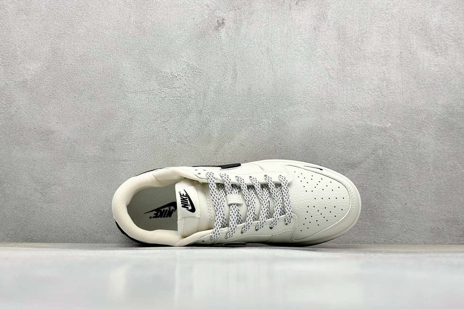 图片[3]-福利特价  Supreme x Nk SB Dunk Low 联名款米黑棕 周年高端定制 低帮休闲板鞋 #定制鞋盒 大厂纯原品质出货 超高清洁度 皮料切割干净无任何毛边 细节完美 货号：XH0923-151 尺码：36 36.5 37.5 38 38.5 39 40 40.5 41 42 42.5 43 44 44.5 45-选品中心