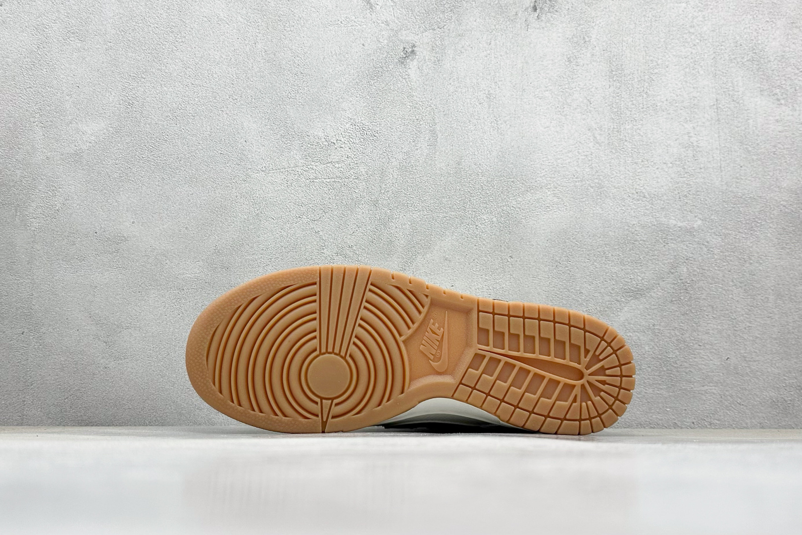 图片[4]-福利特价  Supreme x Nk SB Dunk Low 联名款米黑棕 周年高端定制 低帮休闲板鞋 #定制鞋盒 大厂纯原品质出货 超高清洁度 皮料切割干净无任何毛边 细节完美 货号：XH0923-151 尺码：36 36.5 37.5 38 38.5 39 40 40.5 41 42 42.5 43 44 44.5 45-选品中心