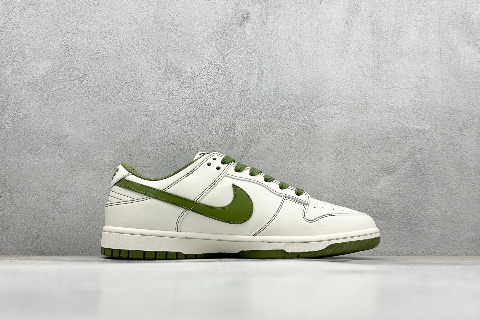 图片[2]-福利特价  Nike SB Dunk Low“Supreme联名——军绿双勾” 周年高端定制 低帮休闲板鞋 定制鞋盒 大厂纯原品质出货 超高清洁度 皮料切割干净无任何毛边 细节完美 货号：XX2025-319 尺码： 36 36.5 37.5 38 38.5 39 40 40.5 41 42 42.5 43 44 44.5 45-选品中心