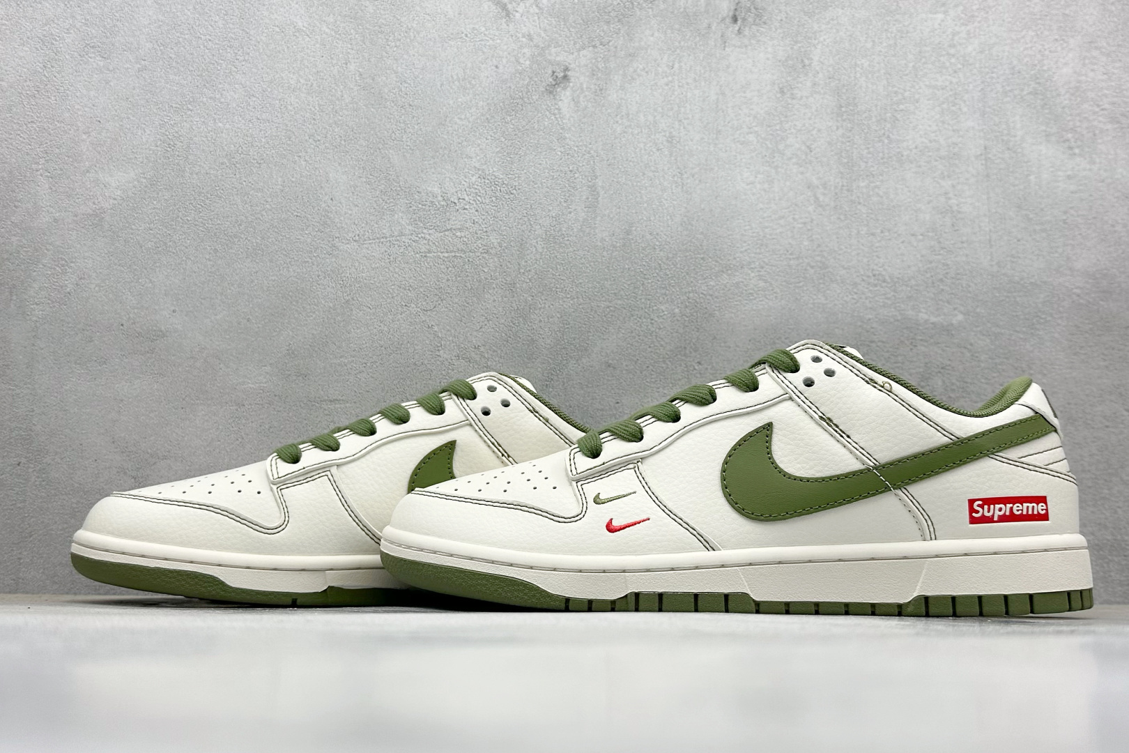 图片[5]-福利特价  Nike SB Dunk Low“Supreme联名——军绿双勾” 周年高端定制 低帮休闲板鞋 定制鞋盒 大厂纯原品质出货 超高清洁度 皮料切割干净无任何毛边 细节完美 货号：XX2025-319 尺码： 36 36.5 37.5 38 38.5 39 40 40.5 41 42 42.5 43 44 44.5 45-选品中心