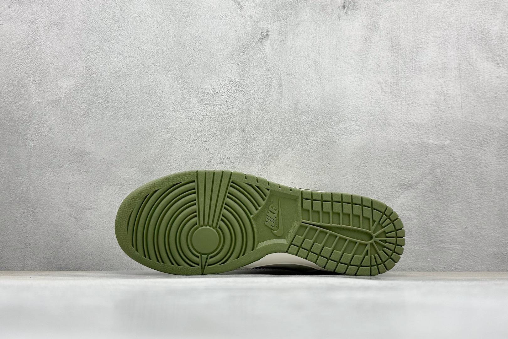 图片[4]-福利特价  Nike SB Dunk Low“Supreme联名——军绿双勾” 周年高端定制 低帮休闲板鞋 定制鞋盒 大厂纯原品质出货 超高清洁度 皮料切割干净无任何毛边 细节完美 货号：XX2025-319 尺码： 36 36.5 37.5 38 38.5 39 40 40.5 41 42 42.5 43 44 44.5 45-选品中心