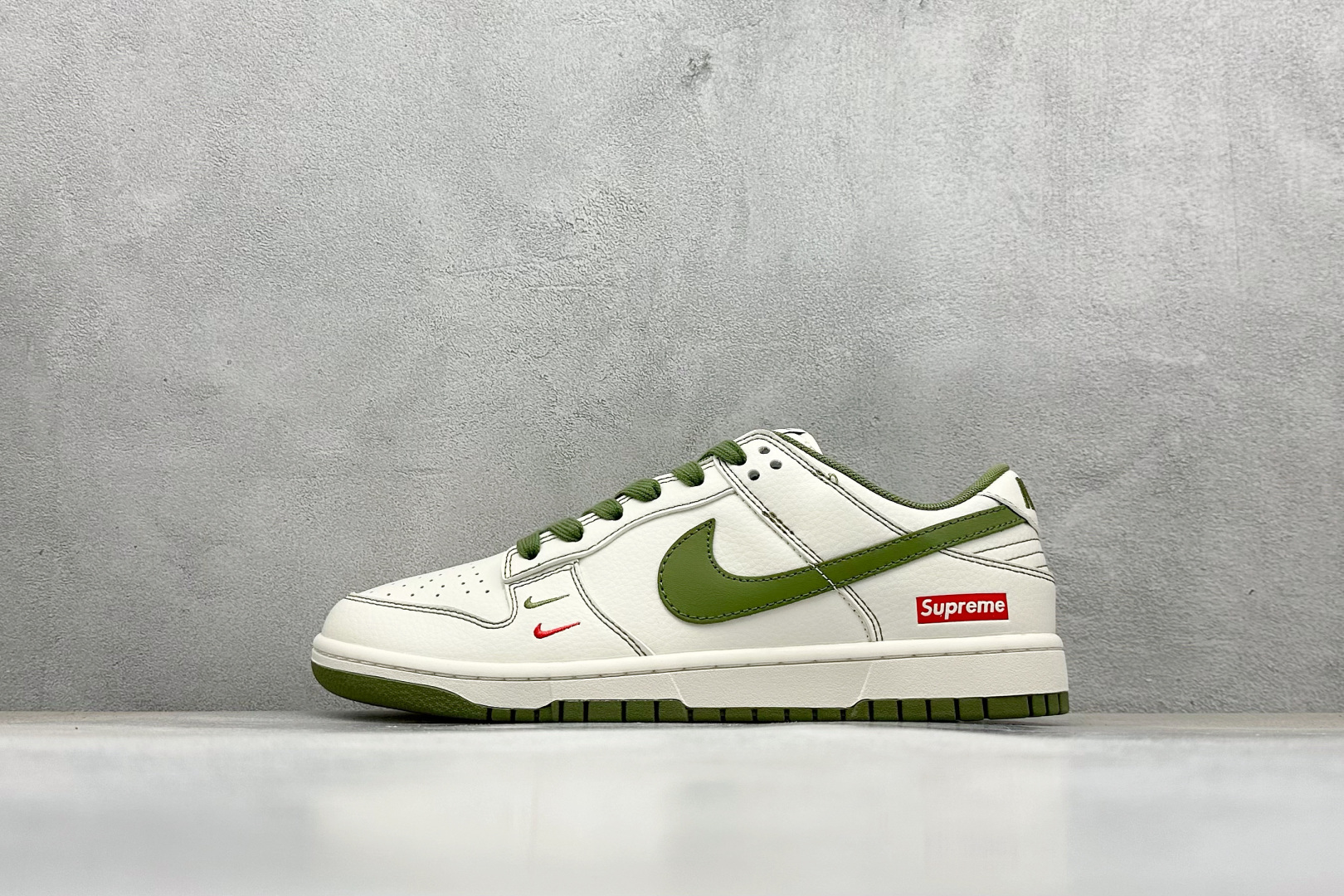 福利特价  Nike SB Dunk Low“Supreme联名——军绿双勾” 周年高端定制 低帮休闲板鞋 定制鞋盒 大厂纯原品质出货 超高清洁度 皮料切割干净无任何毛边 细节完美 货号：XX2025-319 尺码： 36 36.5 37.5 38 38.5 39 40 40.5 41 42 42.5 43 44 44.5 45-选品中心