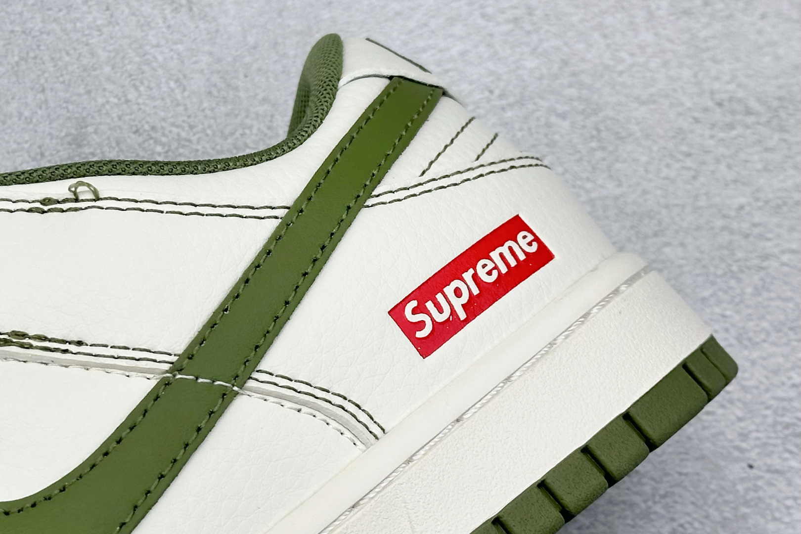 图片[9]-福利特价  Nike SB Dunk Low“Supreme联名——军绿双勾” 周年高端定制 低帮休闲板鞋 定制鞋盒 大厂纯原品质出货 超高清洁度 皮料切割干净无任何毛边 细节完美 货号：XX2025-319 尺码： 36 36.5 37.5 38 38.5 39 40 40.5 41 42 42.5 43 44 44.5 45-选品中心