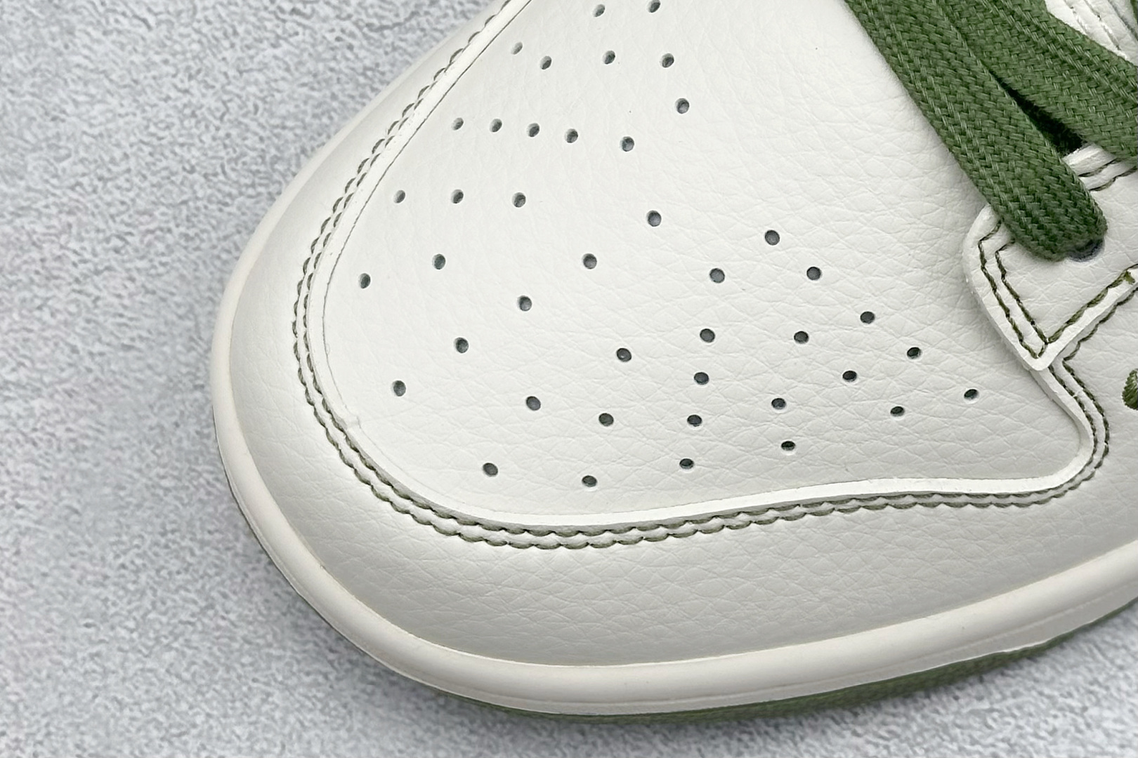 图片[7]-福利特价  Nike SB Dunk Low“Supreme联名——军绿双勾” 周年高端定制 低帮休闲板鞋 定制鞋盒 大厂纯原品质出货 超高清洁度 皮料切割干净无任何毛边 细节完美 货号：XX2025-319 尺码： 36 36.5 37.5 38 38.5 39 40 40.5 41 42 42.5 43 44 44.5 45-选品中心