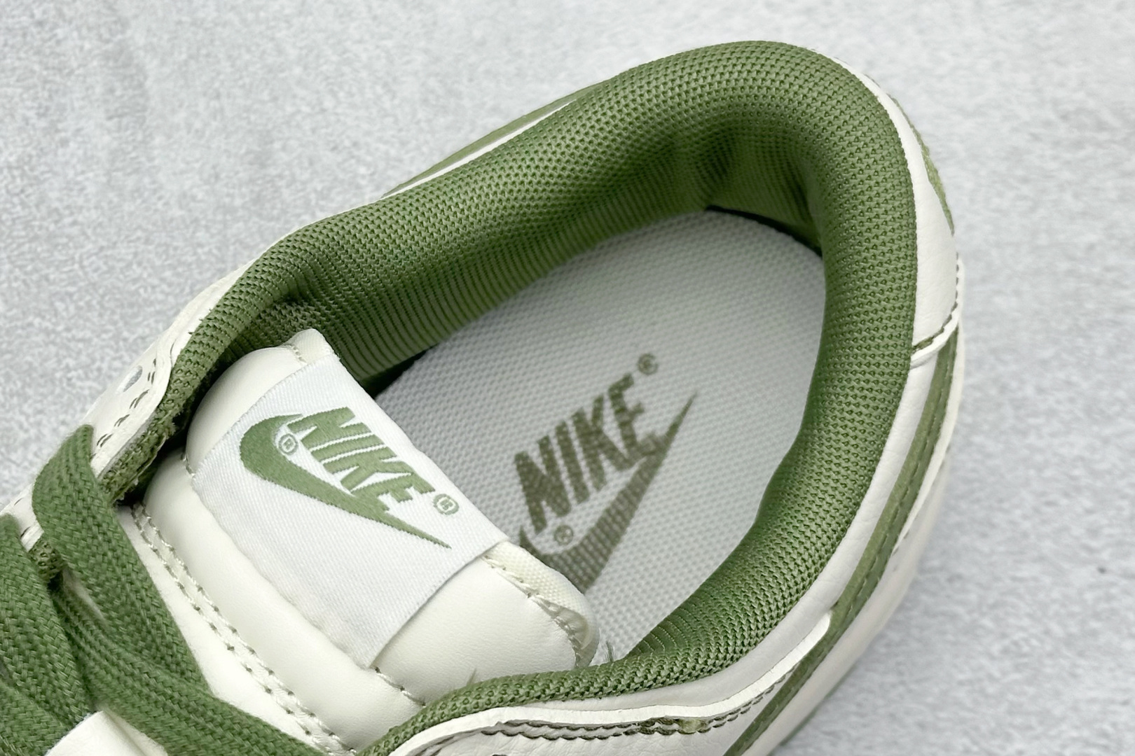 图片[8]-福利特价  Nike SB Dunk Low“Supreme联名——军绿双勾” 周年高端定制 低帮休闲板鞋 定制鞋盒 大厂纯原品质出货 超高清洁度 皮料切割干净无任何毛边 细节完美 货号：XX2025-319 尺码： 36 36.5 37.5 38 38.5 39 40 40.5 41 42 42.5 43 44 44.5 45-选品中心