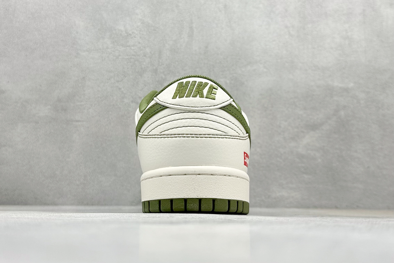 图片[6]-福利特价  Nike SB Dunk Low“Supreme联名——军绿双勾” 周年高端定制 低帮休闲板鞋 定制鞋盒 大厂纯原品质出货 超高清洁度 皮料切割干净无任何毛边 细节完美 货号：XX2025-319 尺码： 36 36.5 37.5 38 38.5 39 40 40.5 41 42 42.5 43 44 44.5 45-选品中心