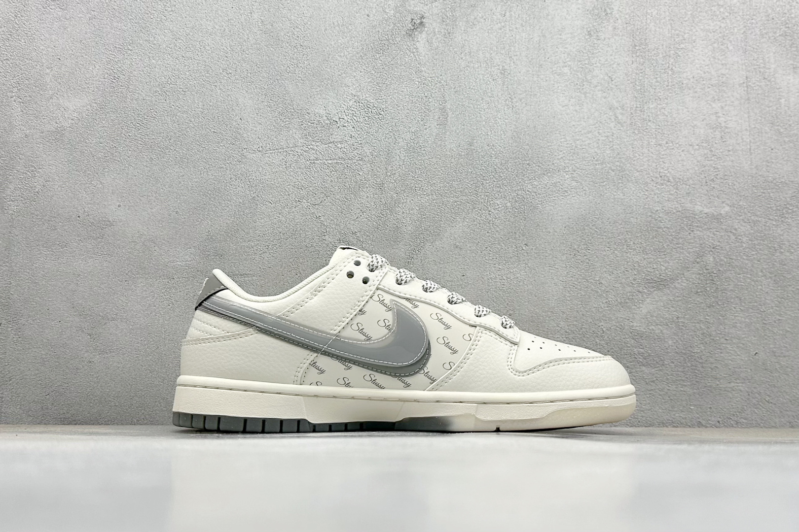 图片[2]-福利特价  Nike SB Dunk Low“ 斯图西联名——白灰双勾” 周年高端定制 低帮休闲板鞋 定制鞋盒 大厂纯原品质出货 超高清洁度 皮料切割干净无任何毛边 细节完美 货号：XX2025-206 尺码： 36 36.5 37.5 38 38.5 39 40 40.5 41 42 42.5 43 44 44.5 45-选品中心