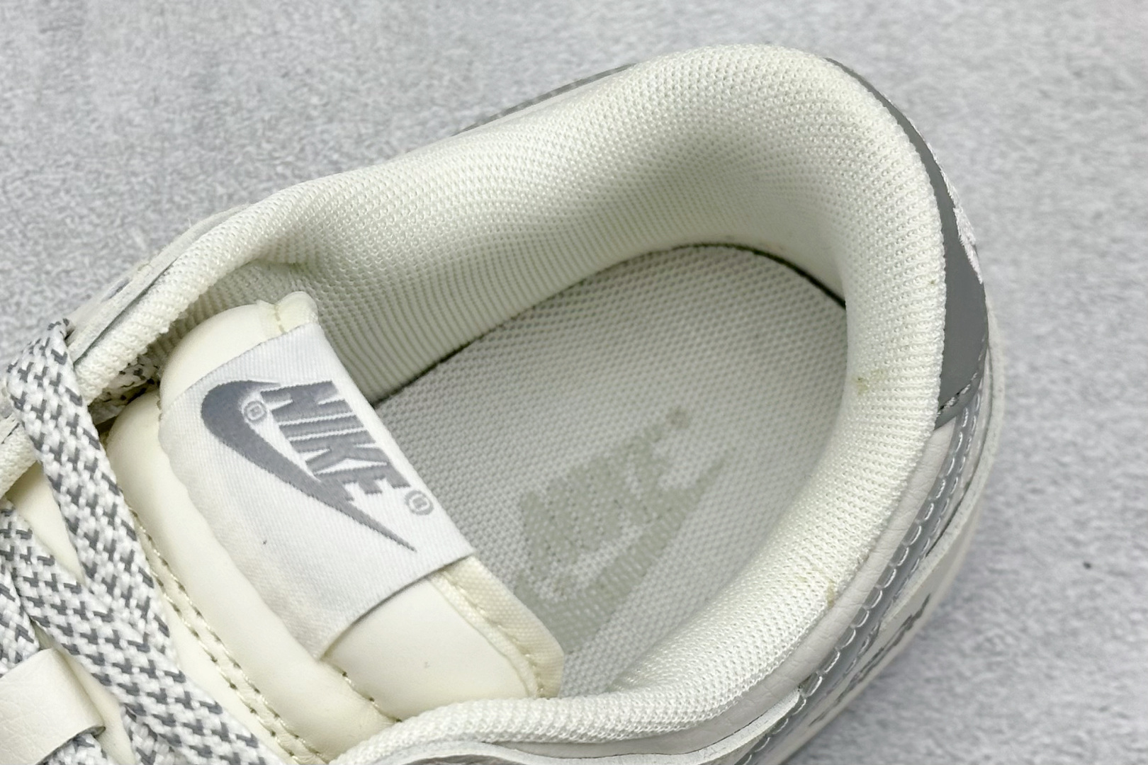 图片[8]-福利特价  Nike SB Dunk Low“ 斯图西联名——白灰双勾” 周年高端定制 低帮休闲板鞋 定制鞋盒 大厂纯原品质出货 超高清洁度 皮料切割干净无任何毛边 细节完美 货号：XX2025-206 尺码： 36 36.5 37.5 38 38.5 39 40 40.5 41 42 42.5 43 44 44.5 45-选品中心