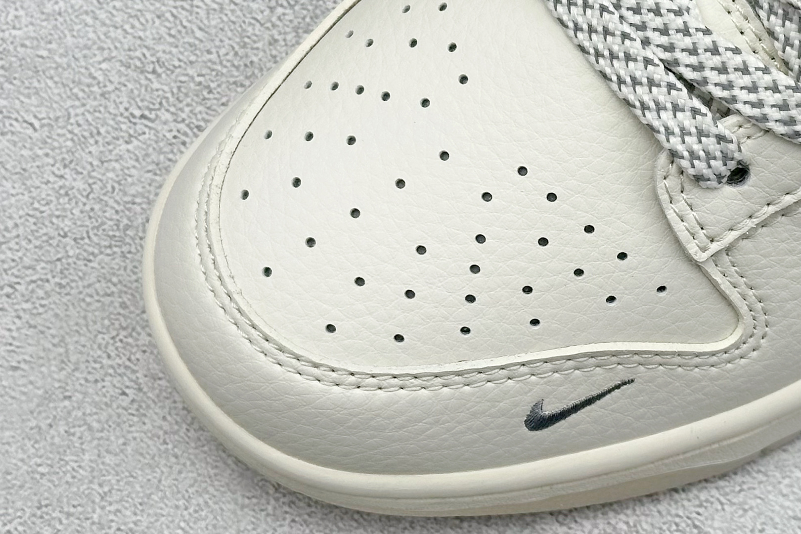 图片[7]-福利特价  Nike SB Dunk Low“ 斯图西联名——白灰双勾” 周年高端定制 低帮休闲板鞋 定制鞋盒 大厂纯原品质出货 超高清洁度 皮料切割干净无任何毛边 细节完美 货号：XX2025-206 尺码： 36 36.5 37.5 38 38.5 39 40 40.5 41 42 42.5 43 44 44.5 45-选品中心