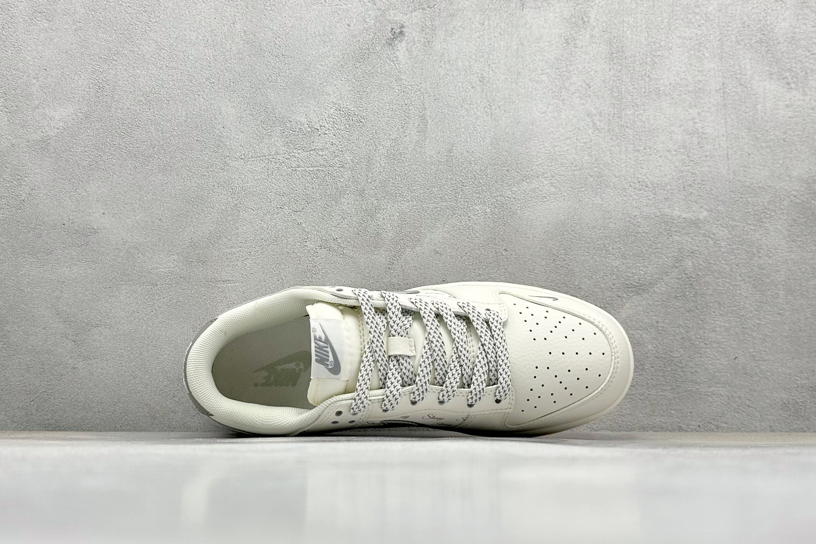 图片[3]-福利特价  Nike SB Dunk Low“ 斯图西联名——白灰双勾” 周年高端定制 低帮休闲板鞋 定制鞋盒 大厂纯原品质出货 超高清洁度 皮料切割干净无任何毛边 细节完美 货号：XX2025-206 尺码： 36 36.5 37.5 38 38.5 39 40 40.5 41 42 42.5 43 44 44.5 45-选品中心