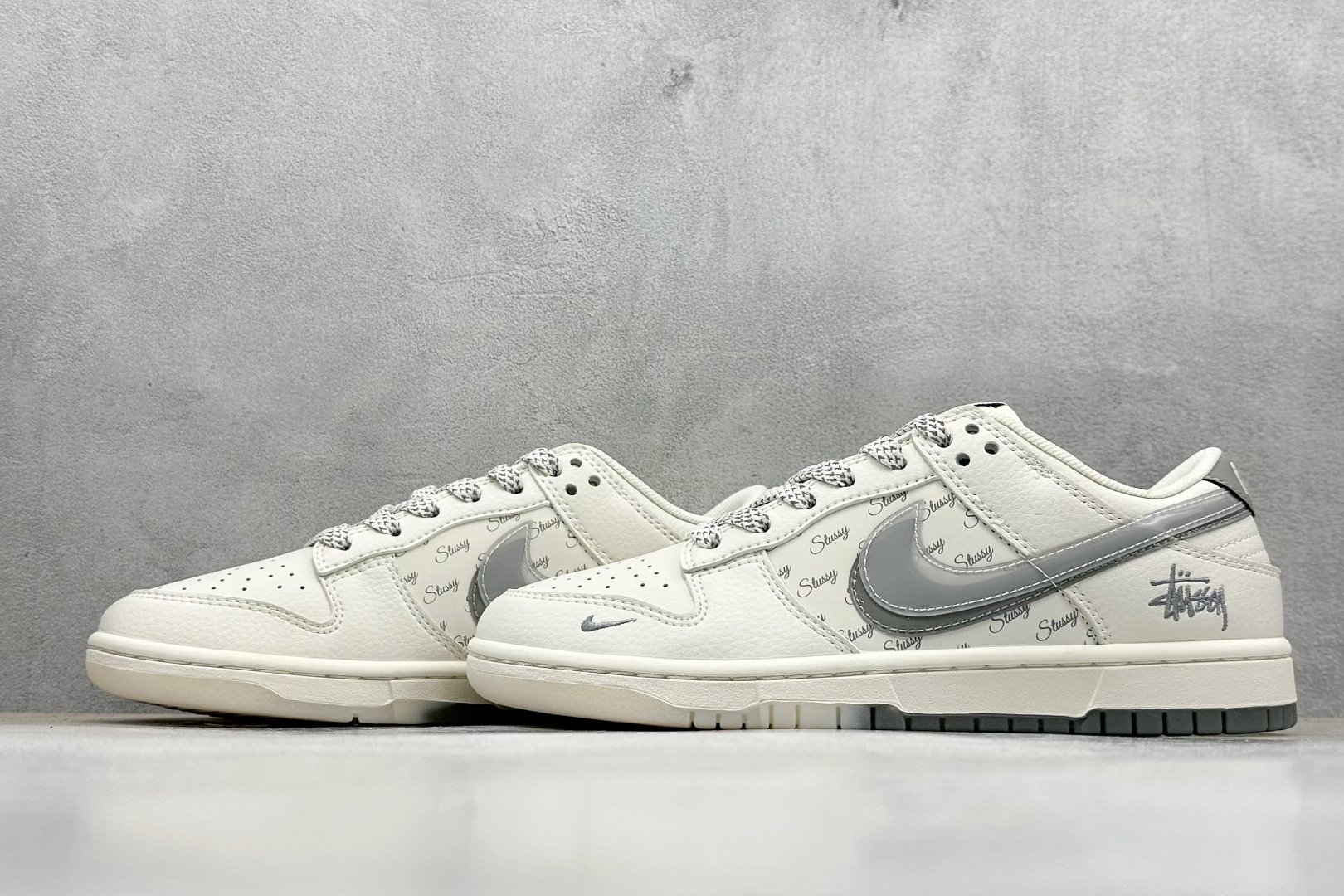 图片[5]-福利特价  Nike SB Dunk Low“ 斯图西联名——白灰双勾” 周年高端定制 低帮休闲板鞋 定制鞋盒 大厂纯原品质出货 超高清洁度 皮料切割干净无任何毛边 细节完美 货号：XX2025-206 尺码： 36 36.5 37.5 38 38.5 39 40 40.5 41 42 42.5 43 44 44.5 45-选品中心