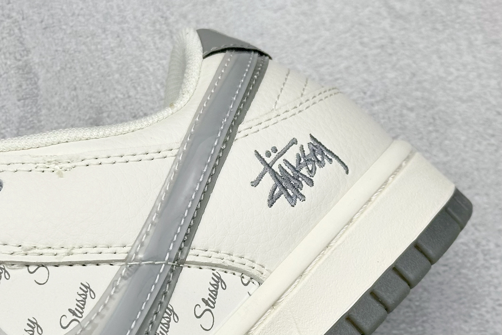 图片[9]-福利特价  Nike SB Dunk Low“ 斯图西联名——白灰双勾” 周年高端定制 低帮休闲板鞋 定制鞋盒 大厂纯原品质出货 超高清洁度 皮料切割干净无任何毛边 细节完美 货号：XX2025-206 尺码： 36 36.5 37.5 38 38.5 39 40 40.5 41 42 42.5 43 44 44.5 45-选品中心