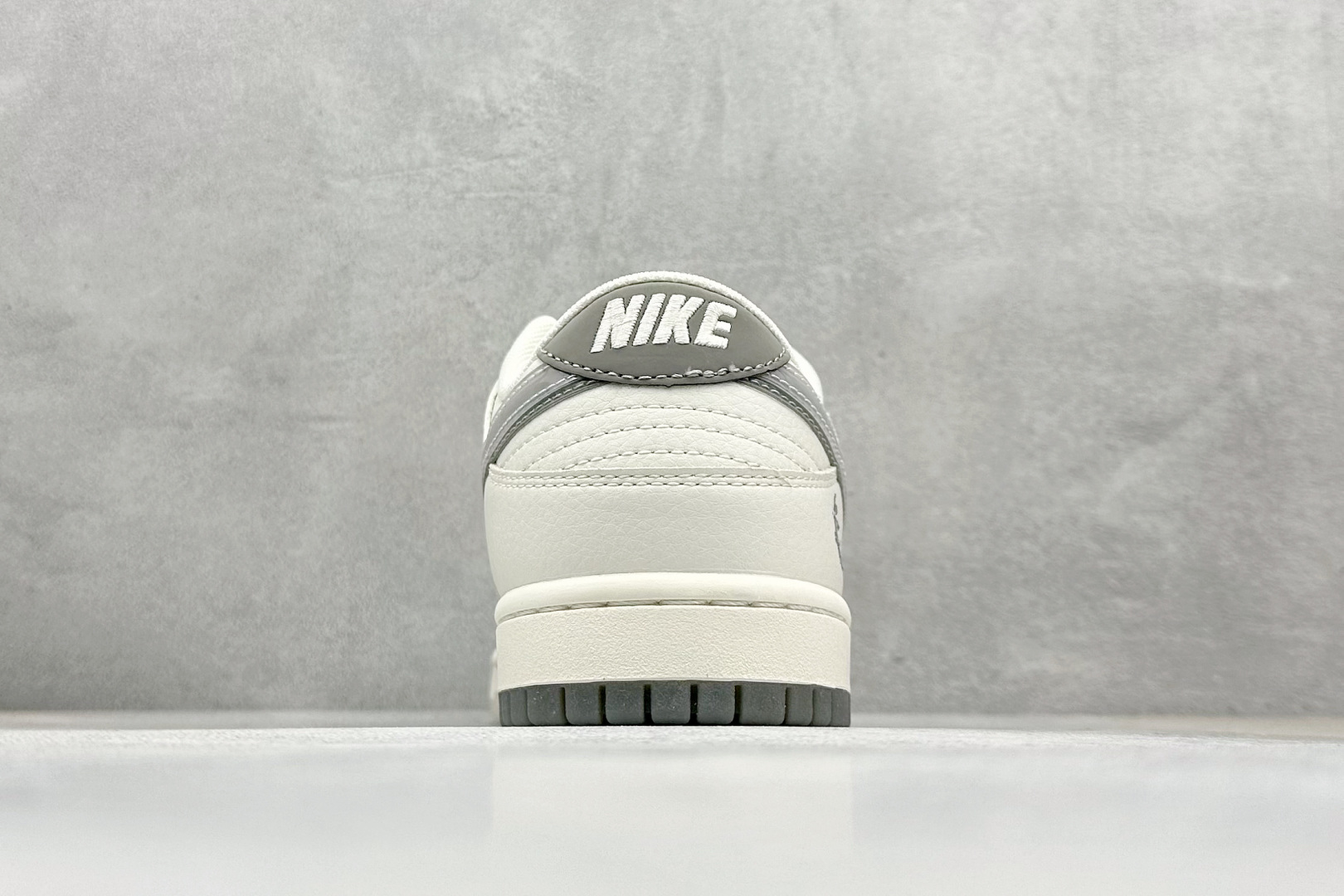 图片[6]-福利特价  Nike SB Dunk Low“ 斯图西联名——白灰双勾” 周年高端定制 低帮休闲板鞋 定制鞋盒 大厂纯原品质出货 超高清洁度 皮料切割干净无任何毛边 细节完美 货号：XX2025-206 尺码： 36 36.5 37.5 38 38.5 39 40 40.5 41 42 42.5 43 44 44.5 45-选品中心