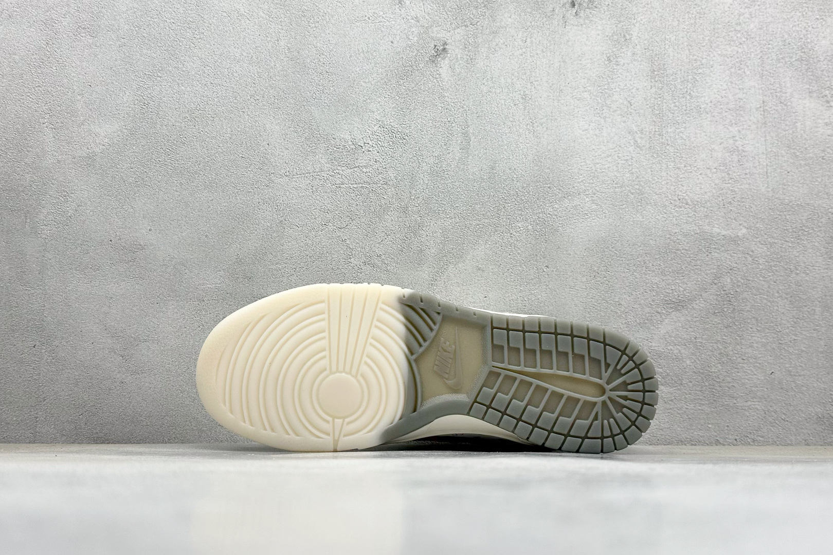 图片[4]-福利特价  Nike SB Dunk Low“ 斯图西联名——白灰双勾” 周年高端定制 低帮休闲板鞋 定制鞋盒 大厂纯原品质出货 超高清洁度 皮料切割干净无任何毛边 细节完美 货号：XX2025-206 尺码： 36 36.5 37.5 38 38.5 39 40 40.5 41 42 42.5 43 44 44.5 45-选品中心