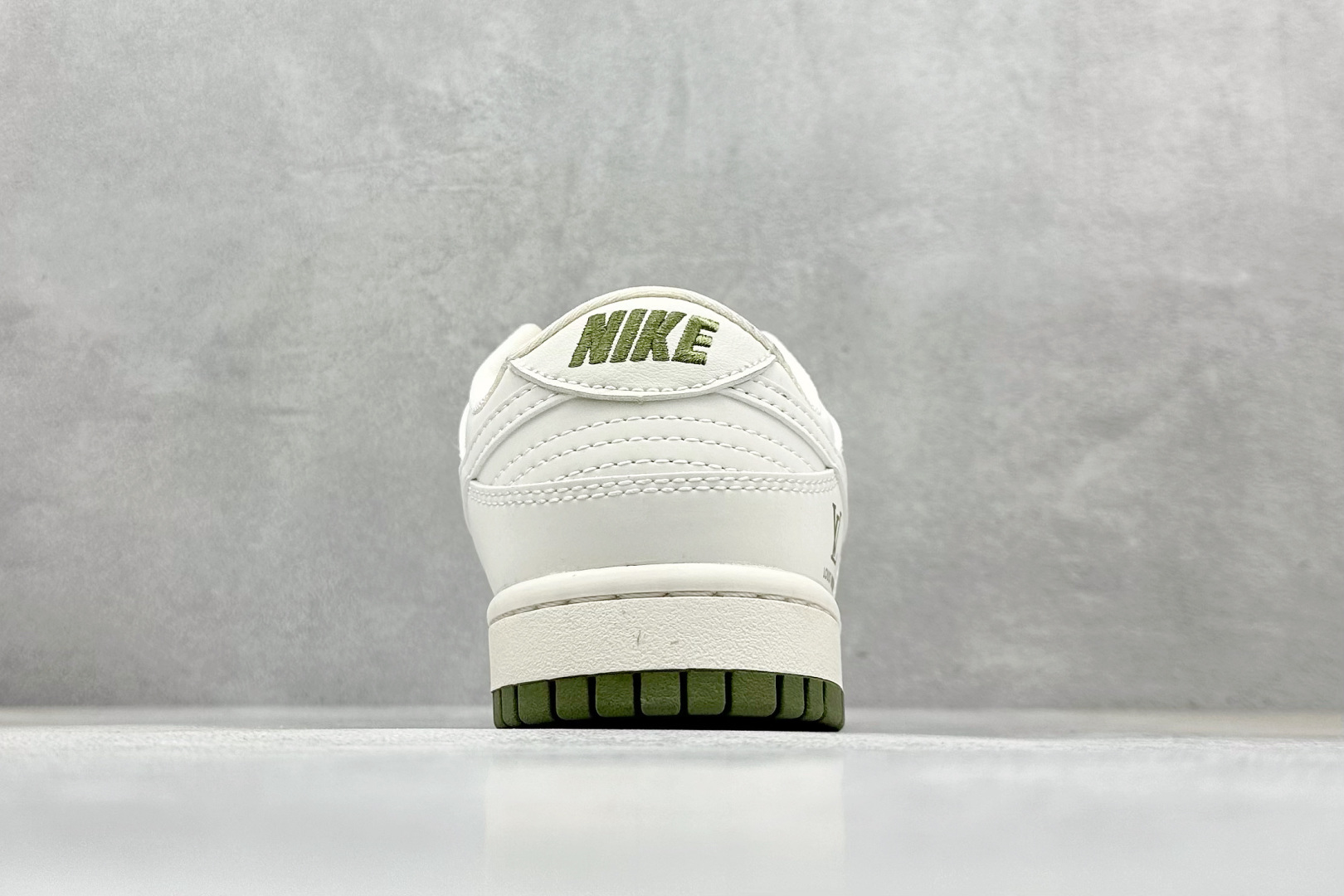 图片[6]-福利特价  Nk SB Dunk Low LV联名-米绿小香风 周年高端定制 低帮休闲板鞋  #定制鞋盒 大厂纯原品质出货 超高清洁度 皮料切割干净无任何毛边 细节完美 货号：XX2025-318  尺码：36 36.5 37.5 38 38.5 39 40 40.5 41 42 42.5 43 44 44.5 45-选品中心