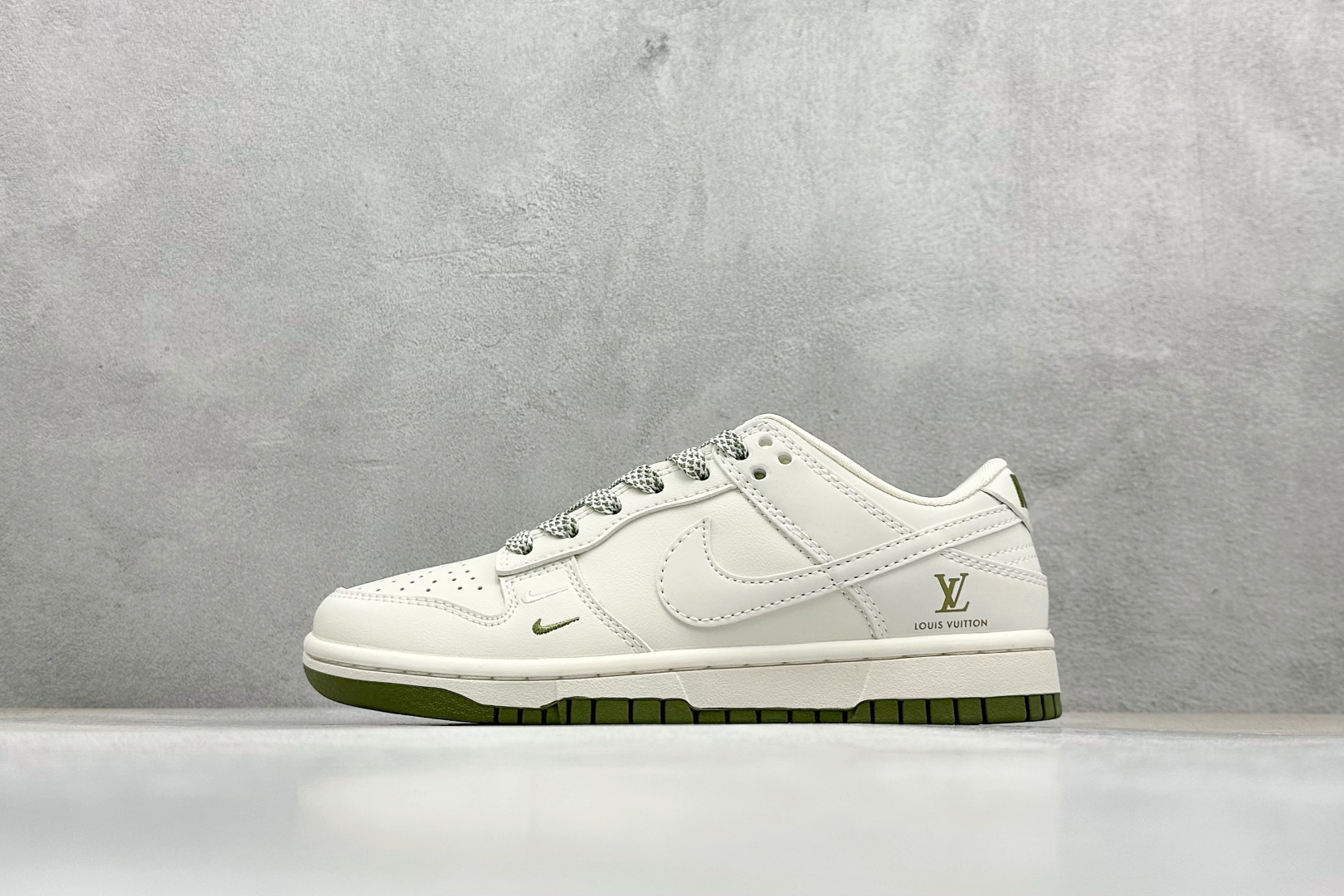 福利特价  Nk SB Dunk Low LV联名-米绿小香风 周年高端定制 低帮休闲板鞋  #定制鞋盒 大厂纯原品质出货 超高清洁度 皮料切割干净无任何毛边 细节完美 货号：XX2025-318  尺码：36 36.5 37.5 38 38.5 39 40 40.5 41 42 42.5 43 44 44.5 45-选品中心