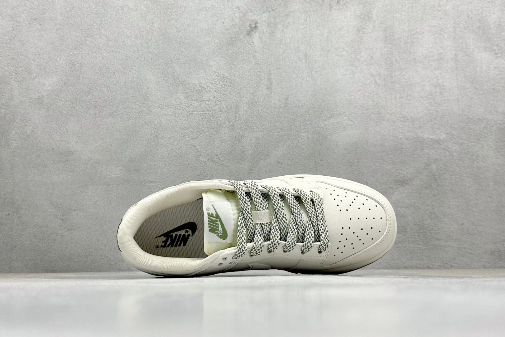 图片[3]-福利特价  Nk SB Dunk Low LV联名-米绿小香风 周年高端定制 低帮休闲板鞋  #定制鞋盒 大厂纯原品质出货 超高清洁度 皮料切割干净无任何毛边 细节完美 货号：XX2025-318  尺码：36 36.5 37.5 38 38.5 39 40 40.5 41 42 42.5 43 44 44.5 45-选品中心