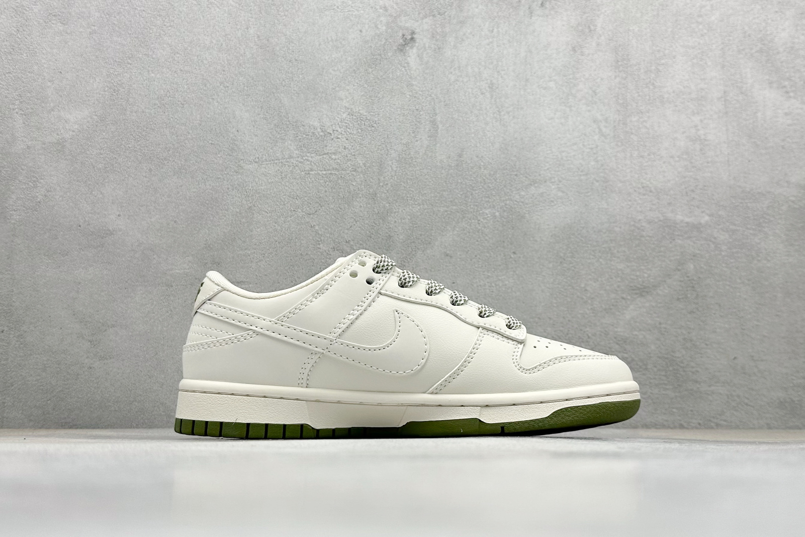 图片[2]-福利特价  Nk SB Dunk Low LV联名-米绿小香风 周年高端定制 低帮休闲板鞋  #定制鞋盒 大厂纯原品质出货 超高清洁度 皮料切割干净无任何毛边 细节完美 货号：XX2025-318  尺码：36 36.5 37.5 38 38.5 39 40 40.5 41 42 42.5 43 44 44.5 45-选品中心