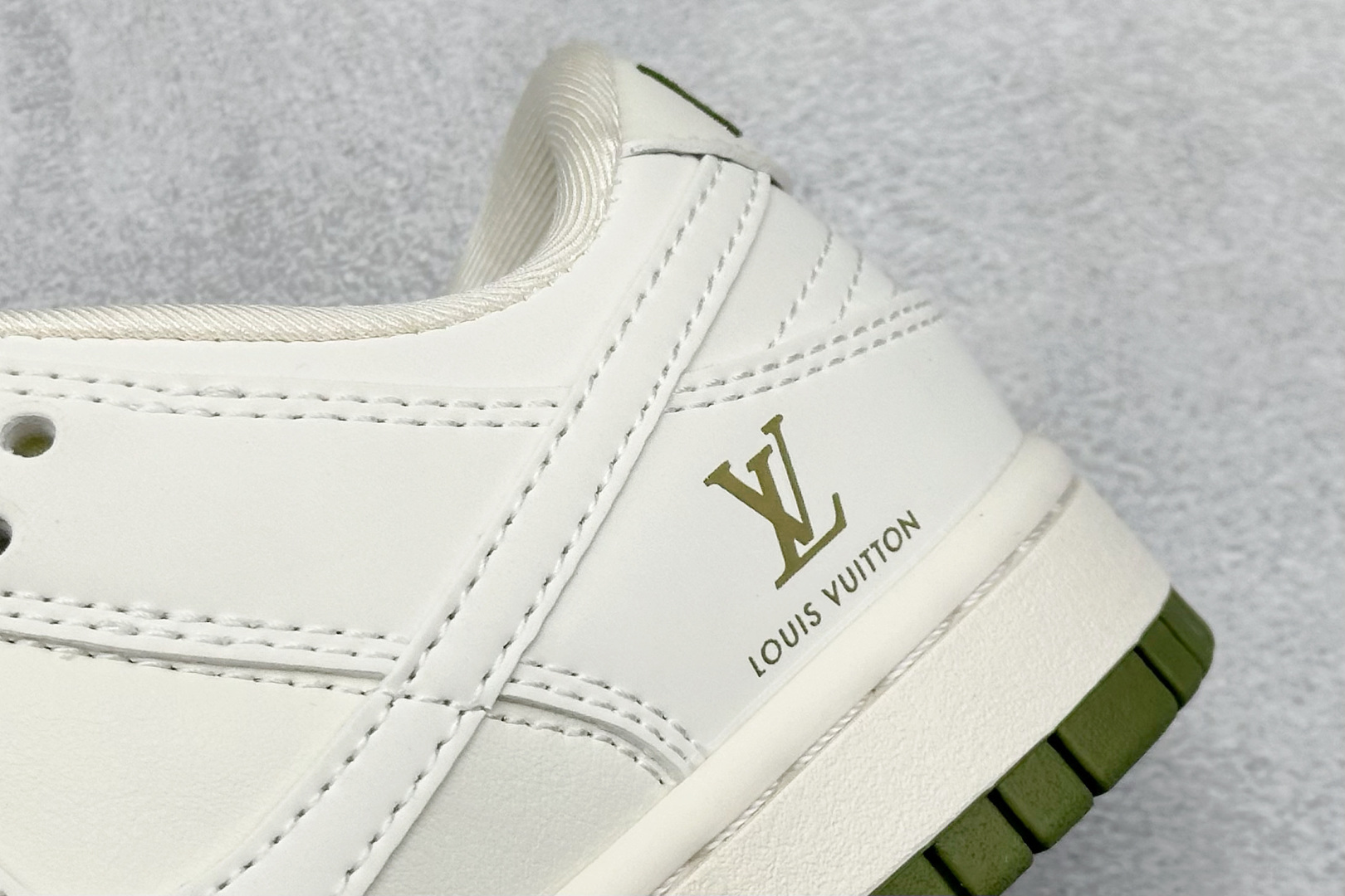 图片[9]-福利特价  Nk SB Dunk Low LV联名-米绿小香风 周年高端定制 低帮休闲板鞋  #定制鞋盒 大厂纯原品质出货 超高清洁度 皮料切割干净无任何毛边 细节完美 货号：XX2025-318  尺码：36 36.5 37.5 38 38.5 39 40 40.5 41 42 42.5 43 44 44.5 45-选品中心