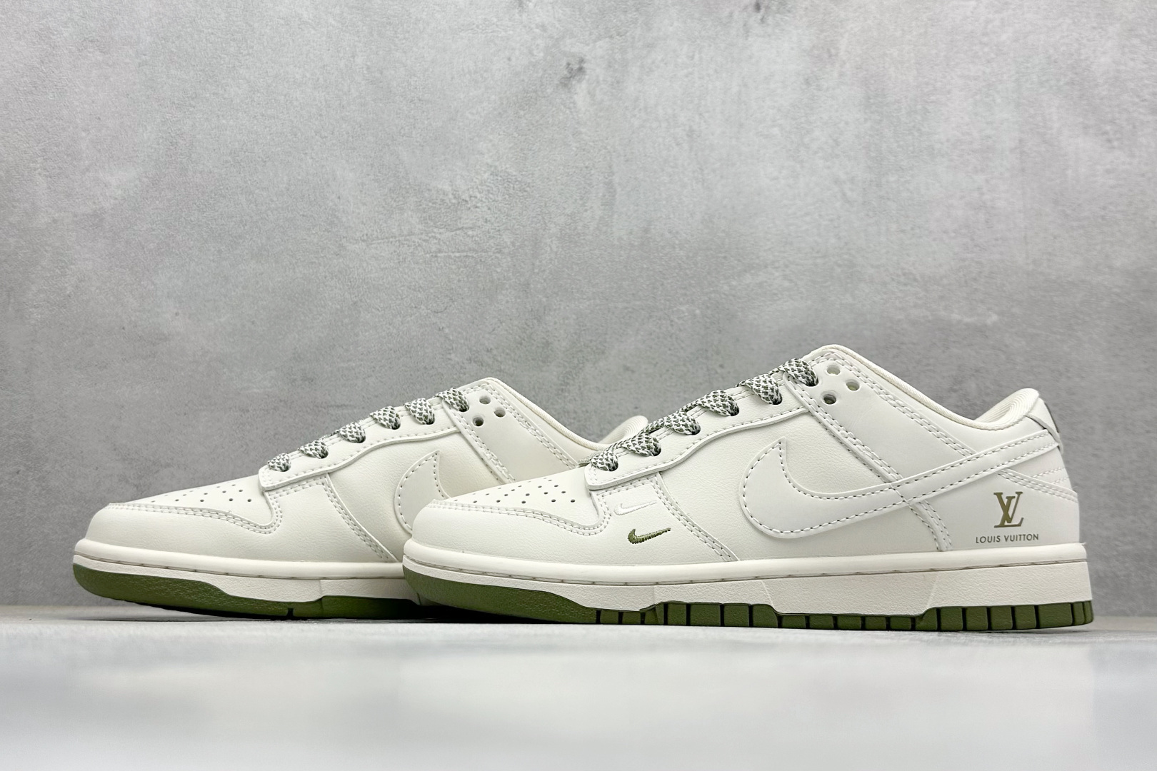 图片[5]-福利特价  Nk SB Dunk Low LV联名-米绿小香风 周年高端定制 低帮休闲板鞋  #定制鞋盒 大厂纯原品质出货 超高清洁度 皮料切割干净无任何毛边 细节完美 货号：XX2025-318  尺码：36 36.5 37.5 38 38.5 39 40 40.5 41 42 42.5 43 44 44.5 45-选品中心