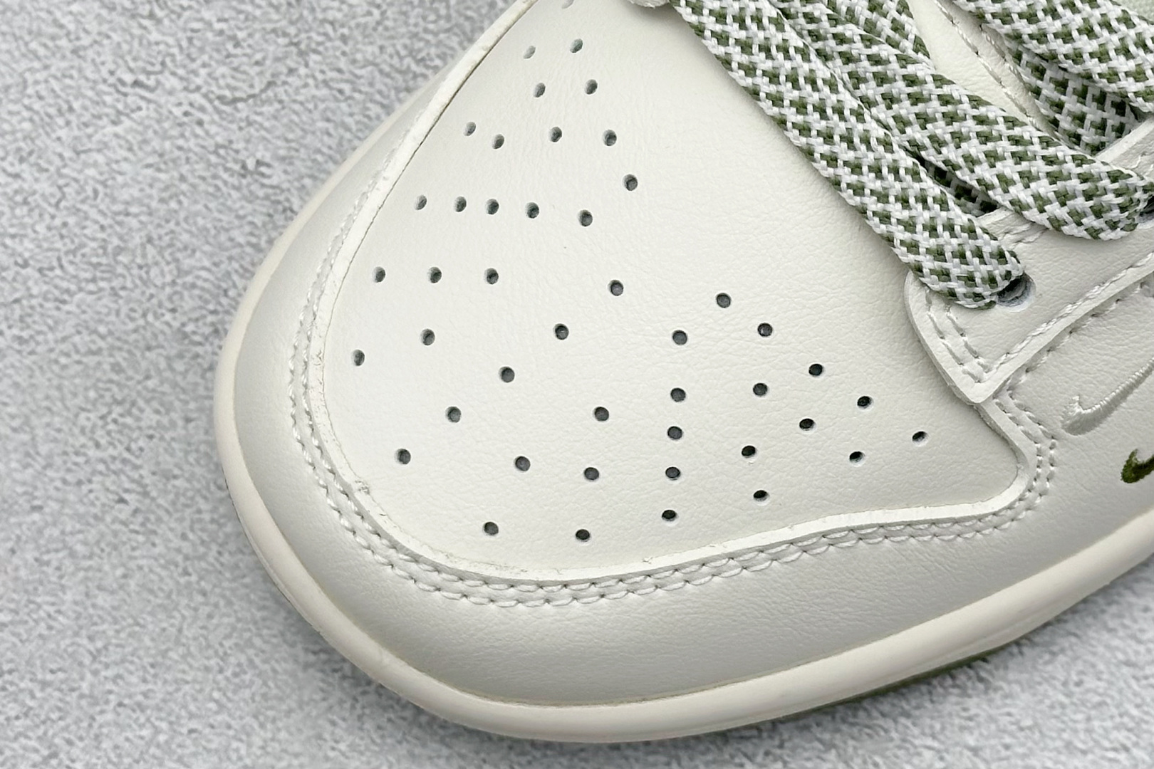 图片[7]-福利特价  Nk SB Dunk Low LV联名-米绿小香风 周年高端定制 低帮休闲板鞋  #定制鞋盒 大厂纯原品质出货 超高清洁度 皮料切割干净无任何毛边 细节完美 货号：XX2025-318  尺码：36 36.5 37.5 38 38.5 39 40 40.5 41 42 42.5 43 44 44.5 45-选品中心