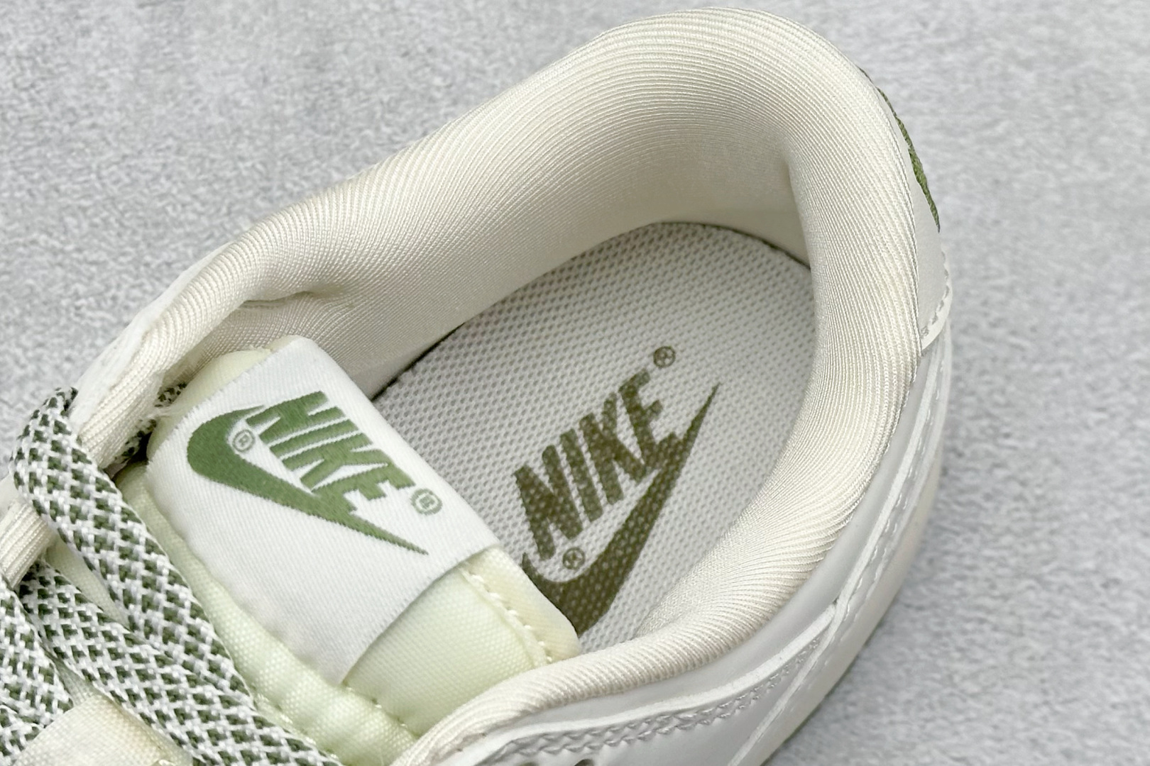 图片[8]-福利特价  Nk SB Dunk Low LV联名-米绿小香风 周年高端定制 低帮休闲板鞋  #定制鞋盒 大厂纯原品质出货 超高清洁度 皮料切割干净无任何毛边 细节完美 货号：XX2025-318  尺码：36 36.5 37.5 38 38.5 39 40 40.5 41 42 42.5 43 44 44.5 45-选品中心