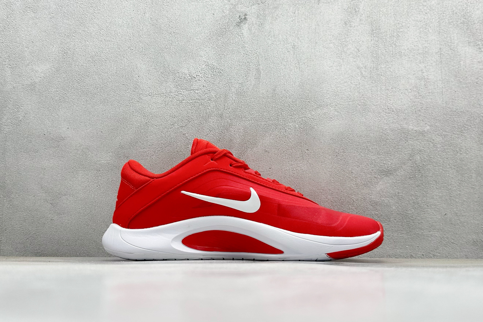 图片[2]-GJR版 Nike A\’One 威尔逊 舒适百搭防滑耐磨低帮篮球鞋 鞋款的主人正是当今 WNBA 现役第一人阿贾·威尔逊。鞋款被命名为 Nike A’One，结合了代目和阿贾的名字，显得十分巧妙。这双鞋历经两年多的精心研发，采用先进的 Cushlon ST2 泡棉技术，提供灵敏的缓震性能，并对抓地力进行了全面革新，确保运动员在球场上能够平稳、迅速地移动。透气网眼鞋面为运动员提供了顶级的支撑效果，非常适合那些勇于挑战极限的球场勇士。 货号：HQ8500-600 尺码：36 37 38 39 40 40.5 41 42 42.5 43 44 44.5 45 46-选品中心