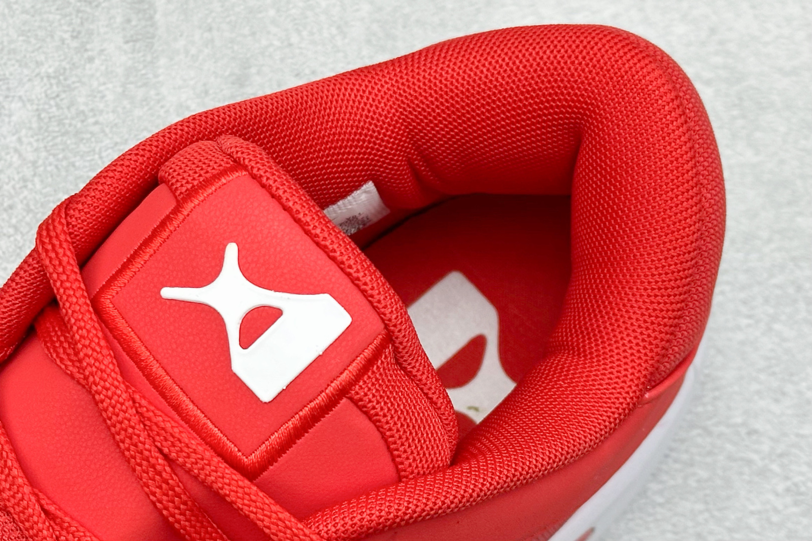 图片[8]-GJR版 Nike A\’One 威尔逊 舒适百搭防滑耐磨低帮篮球鞋 鞋款的主人正是当今 WNBA 现役第一人阿贾·威尔逊。鞋款被命名为 Nike A’One，结合了代目和阿贾的名字，显得十分巧妙。这双鞋历经两年多的精心研发，采用先进的 Cushlon ST2 泡棉技术，提供灵敏的缓震性能，并对抓地力进行了全面革新，确保运动员在球场上能够平稳、迅速地移动。透气网眼鞋面为运动员提供了顶级的支撑效果，非常适合那些勇于挑战极限的球场勇士。 货号：HQ8500-600 尺码：36 37 38 39 40 40.5 41 42 42.5 43 44 44.5 45 46-选品中心