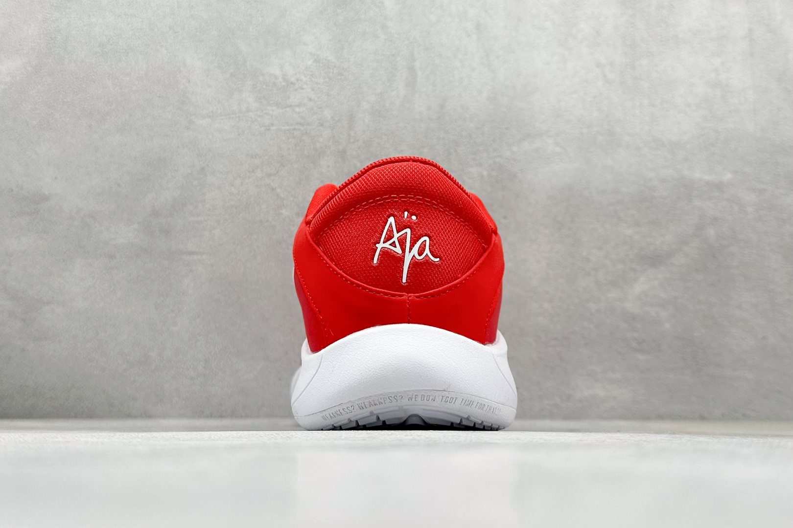 图片[6]-GJR版 Nike A\’One 威尔逊 舒适百搭防滑耐磨低帮篮球鞋 鞋款的主人正是当今 WNBA 现役第一人阿贾·威尔逊。鞋款被命名为 Nike A’One，结合了代目和阿贾的名字，显得十分巧妙。这双鞋历经两年多的精心研发，采用先进的 Cushlon ST2 泡棉技术，提供灵敏的缓震性能，并对抓地力进行了全面革新，确保运动员在球场上能够平稳、迅速地移动。透气网眼鞋面为运动员提供了顶级的支撑效果，非常适合那些勇于挑战极限的球场勇士。 货号：HQ8500-600 尺码：36 37 38 39 40 40.5 41 42 42.5 43 44 44.5 45 46-选品中心