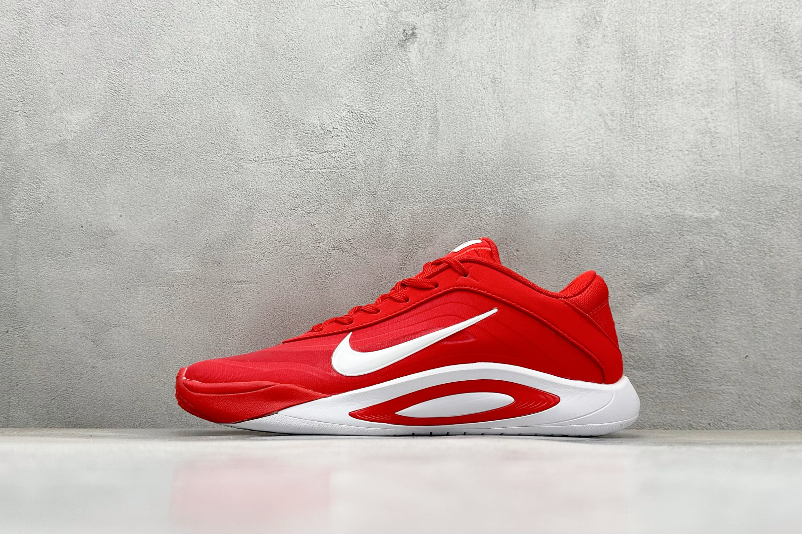 GJR版 Nike A\'One 威尔逊 舒适百搭防滑耐磨低帮篮球鞋 鞋款的主人正是当今 WNBA 现役第一人阿贾·威尔逊。鞋款被命名为 Nike A’One，结合了代目和阿贾的名字，显得十分巧妙。这双鞋历经两年多的精心研发，采用先进的 Cushlon ST2 泡棉技术，提供灵敏的缓震性能，并对抓地力进行了全面革新，确保运动员在球场上能够平稳、迅速地移动。透气网眼鞋面为运动员提供了顶级的支撑效果，非常适合那些勇于挑战极限的球场勇士。 货号：HQ8500-600 尺码：36 37 38 39 40 40.5 41 42 42.5 43 44 44.5 45 46-选品中心