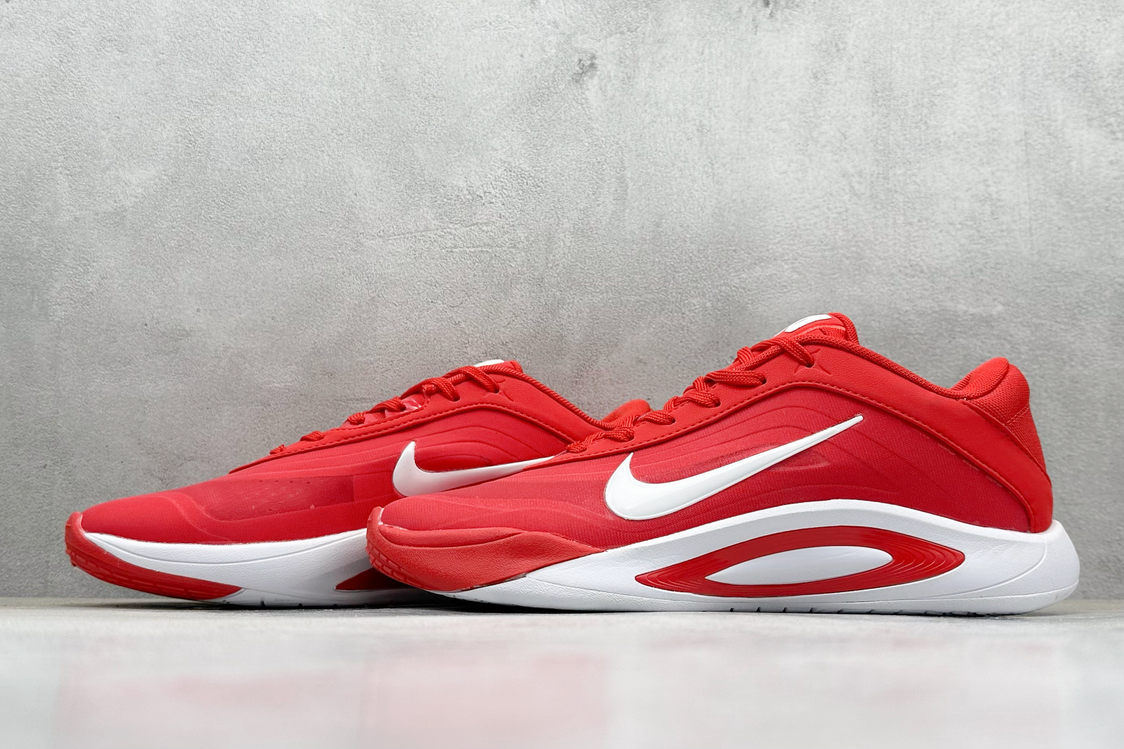 图片[5]-GJR版 Nike A\’One 威尔逊 舒适百搭防滑耐磨低帮篮球鞋 鞋款的主人正是当今 WNBA 现役第一人阿贾·威尔逊。鞋款被命名为 Nike A’One，结合了代目和阿贾的名字，显得十分巧妙。这双鞋历经两年多的精心研发，采用先进的 Cushlon ST2 泡棉技术，提供灵敏的缓震性能，并对抓地力进行了全面革新，确保运动员在球场上能够平稳、迅速地移动。透气网眼鞋面为运动员提供了顶级的支撑效果，非常适合那些勇于挑战极限的球场勇士。 货号：HQ8500-600 尺码：36 37 38 39 40 40.5 41 42 42.5 43 44 44.5 45 46-选品中心