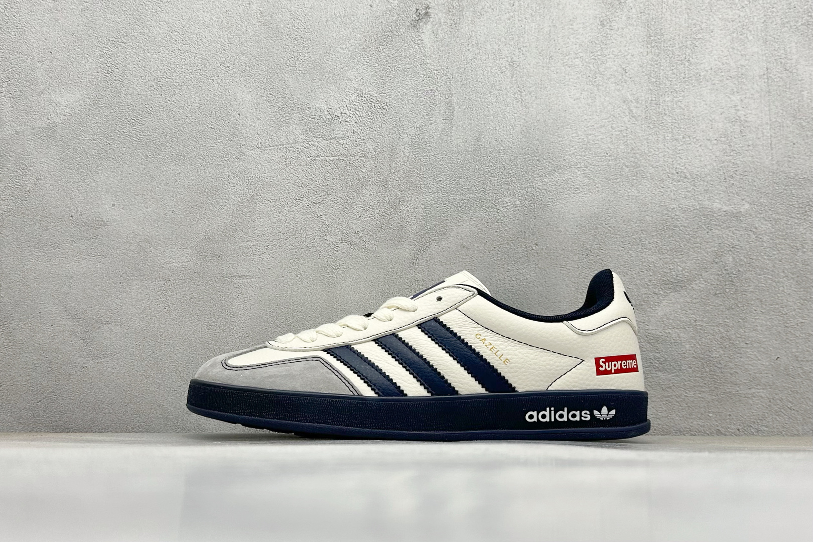 Adidoriginals GAZELLE INDOOR Indoor LV T头鞋 SUP联名 防滑耐磨轻便低帮板鞋 米白藏蓝 DM1234-003