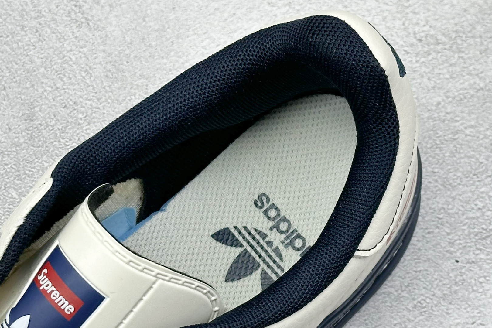 Adidoriginals GAZELLE INDOOR Indoor LV T头鞋 SUP联名 防滑耐磨轻便低帮板鞋 米白藏蓝 DM1234-003