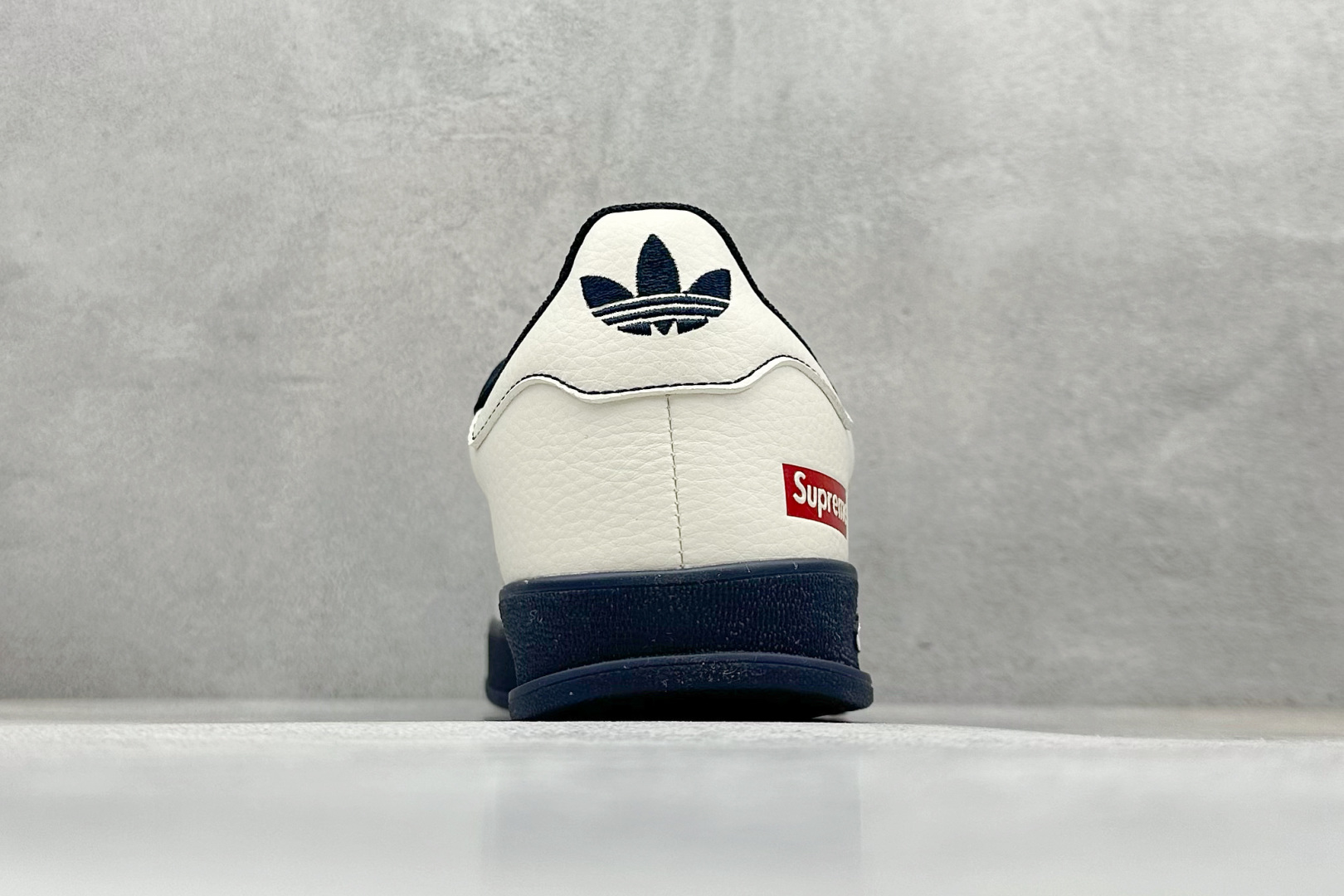 Adidoriginals GAZELLE INDOOR Indoor LV T头鞋 SUP联名 防滑耐磨轻便低帮板鞋 米白藏蓝 DM1234-003