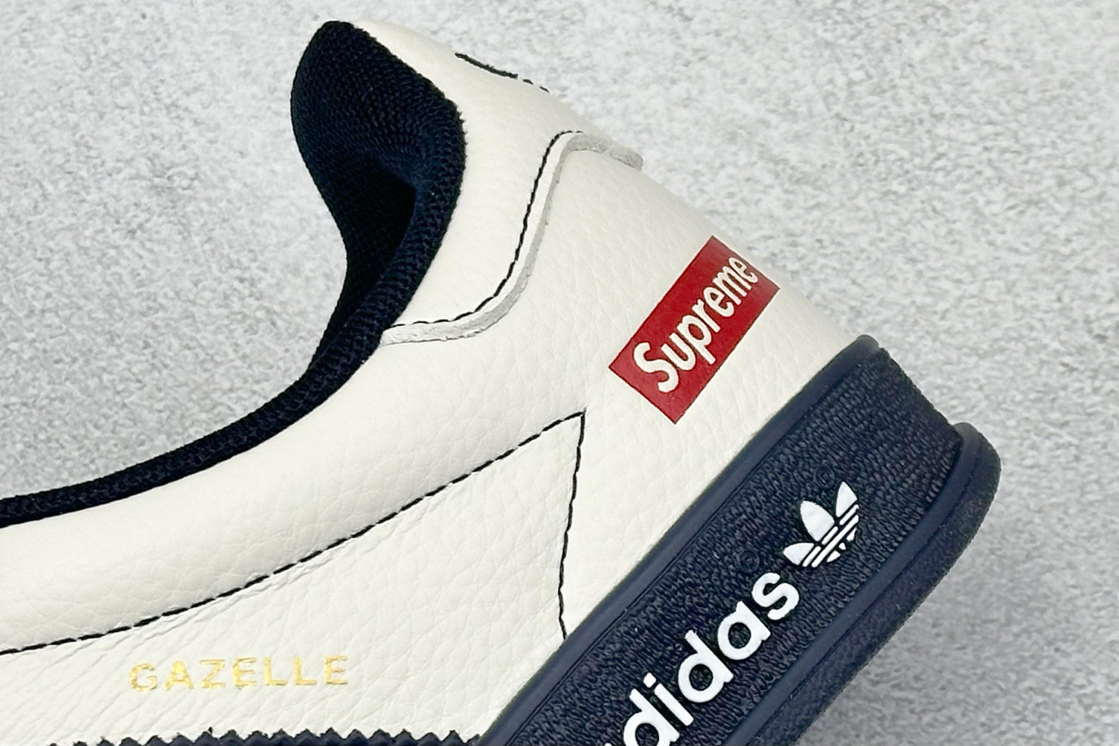 Adidoriginals GAZELLE INDOOR Indoor LV T头鞋 SUP联名 防滑耐磨轻便低帮板鞋 米白藏蓝 DM1234-003