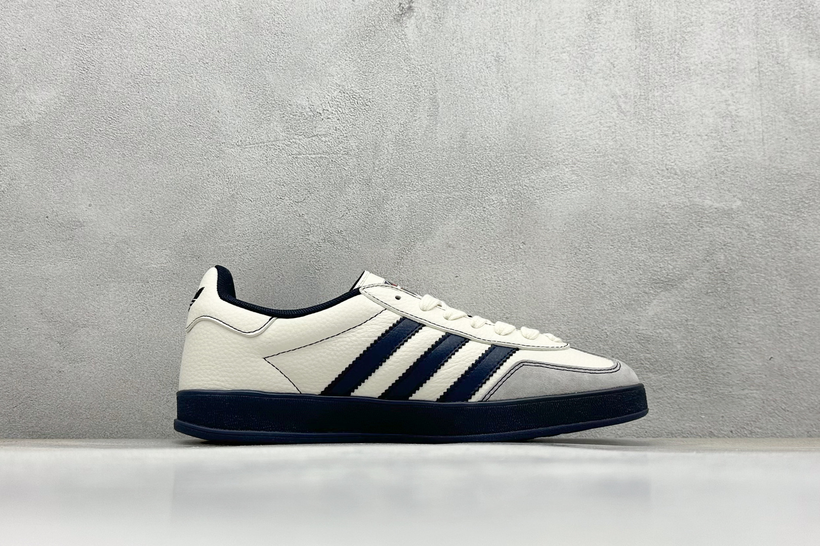 Adidoriginals GAZELLE INDOOR Indoor LV T头鞋 SUP联名 防滑耐磨轻便低帮板鞋 米白藏蓝 DM1234-003