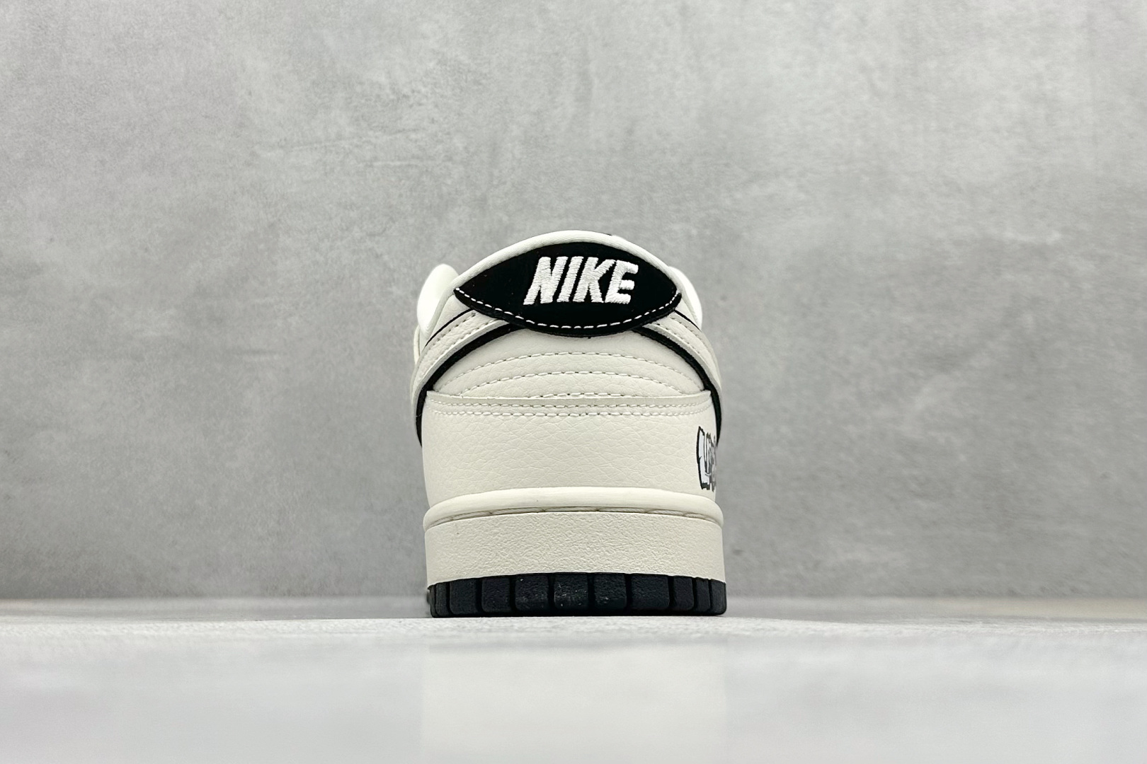 NIKE SB Dunk Low RETRO x LABUBU 黑白 DS6608-010