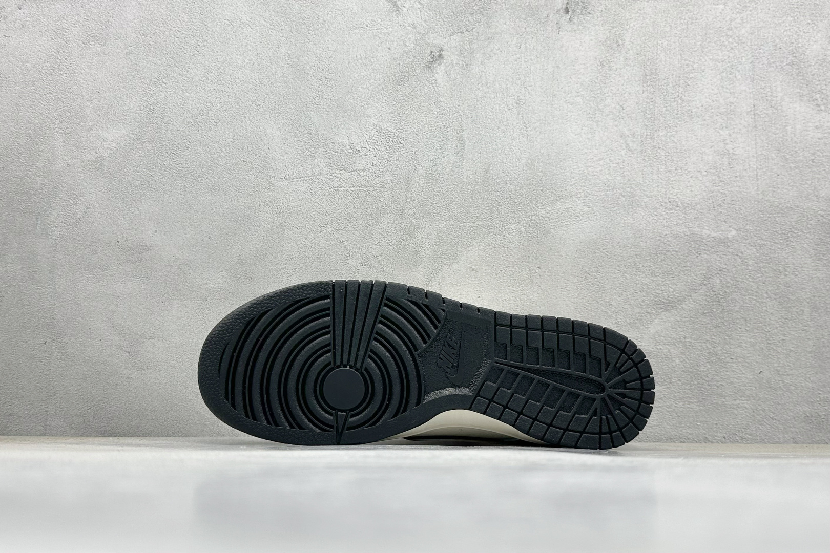NIKE SB Dunk Low RETRO x LABUBU 黑白 DS6608-010