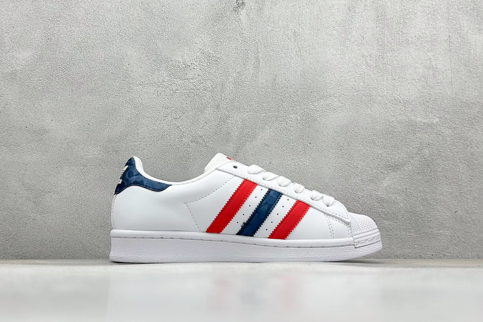 AD Originals Superstar x 贝壳头 MLB 采用全新头层拼接皮革材质 BZ2536