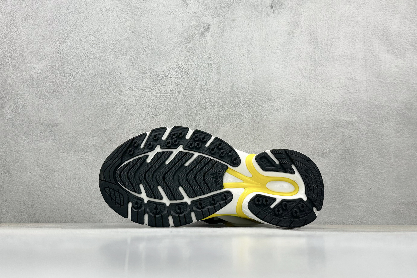 AdidOriginals Adistar Jellyfish 阿迪复古舒适防滑减震运动鞋 JP9267