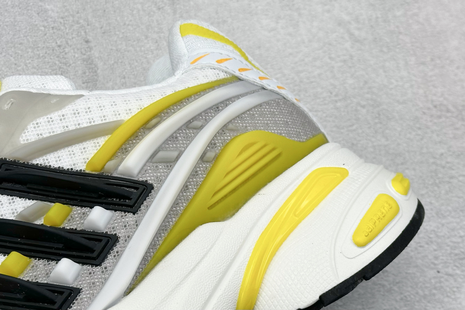 AdidOriginals Adistar Jellyfish 阿迪复古舒适防滑减震运动鞋 JP9267