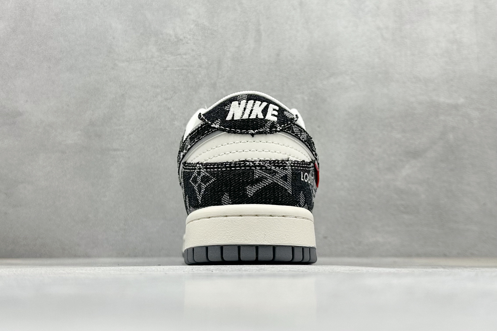  终端放店
XC版Nike SB Dunk Low“ LV联名——猪八黑牛仔”  周年高端定制 低帮休闲