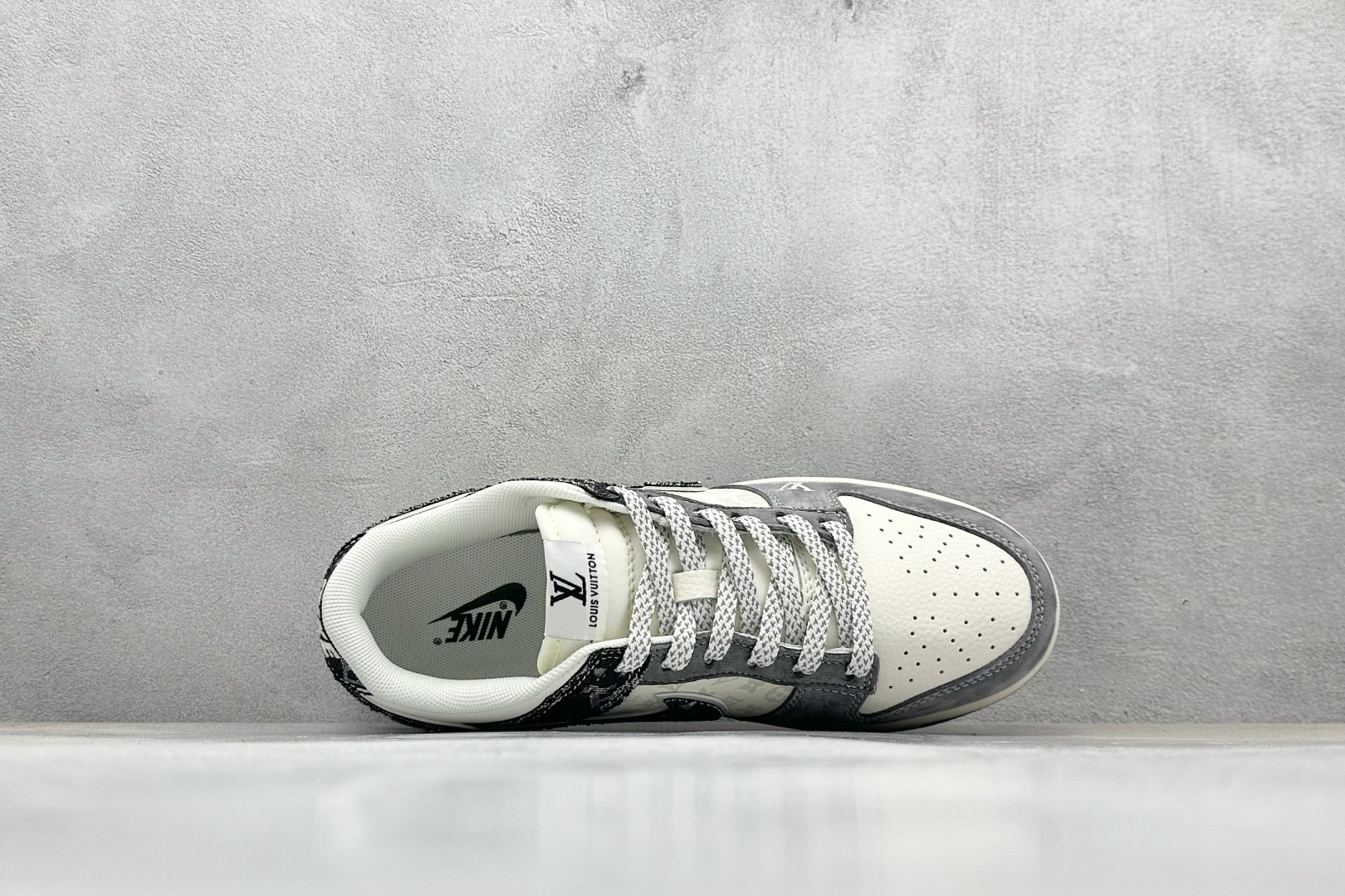  终端放店
XC版Nike SB Dunk Low“ LV联名——猪八黑牛仔”  周年高端定制 低帮休闲
