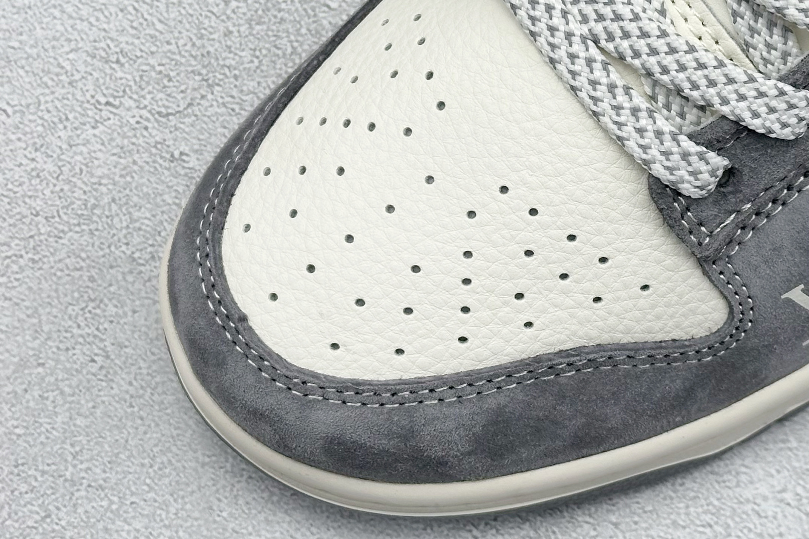  终端放店
XC版Nike SB Dunk Low“ LV联名——猪八黑牛仔”  周年高端定制 低帮休闲