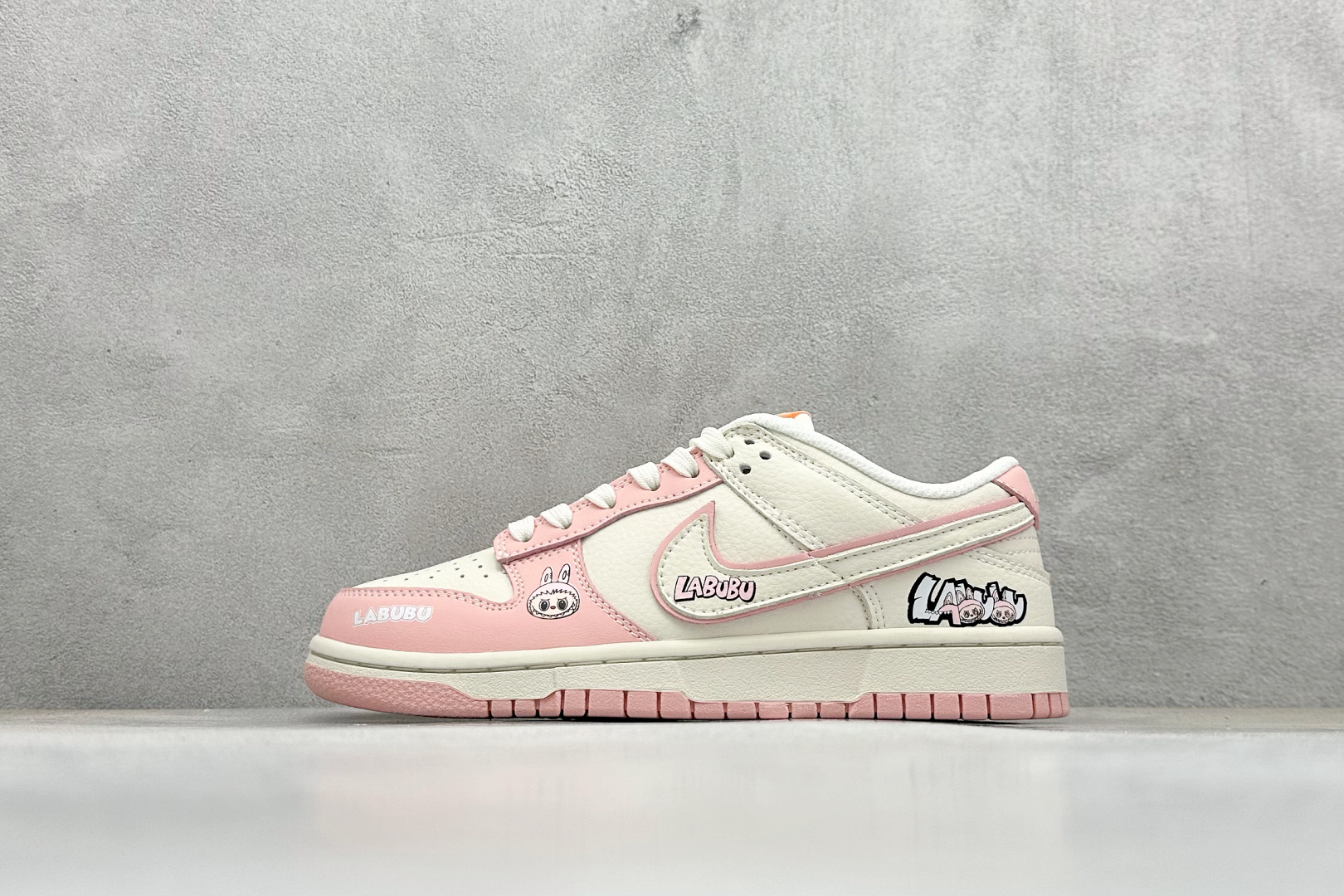 NIKE SB Dunk Low RETRO x LABUBU 粉白 DS6608-009