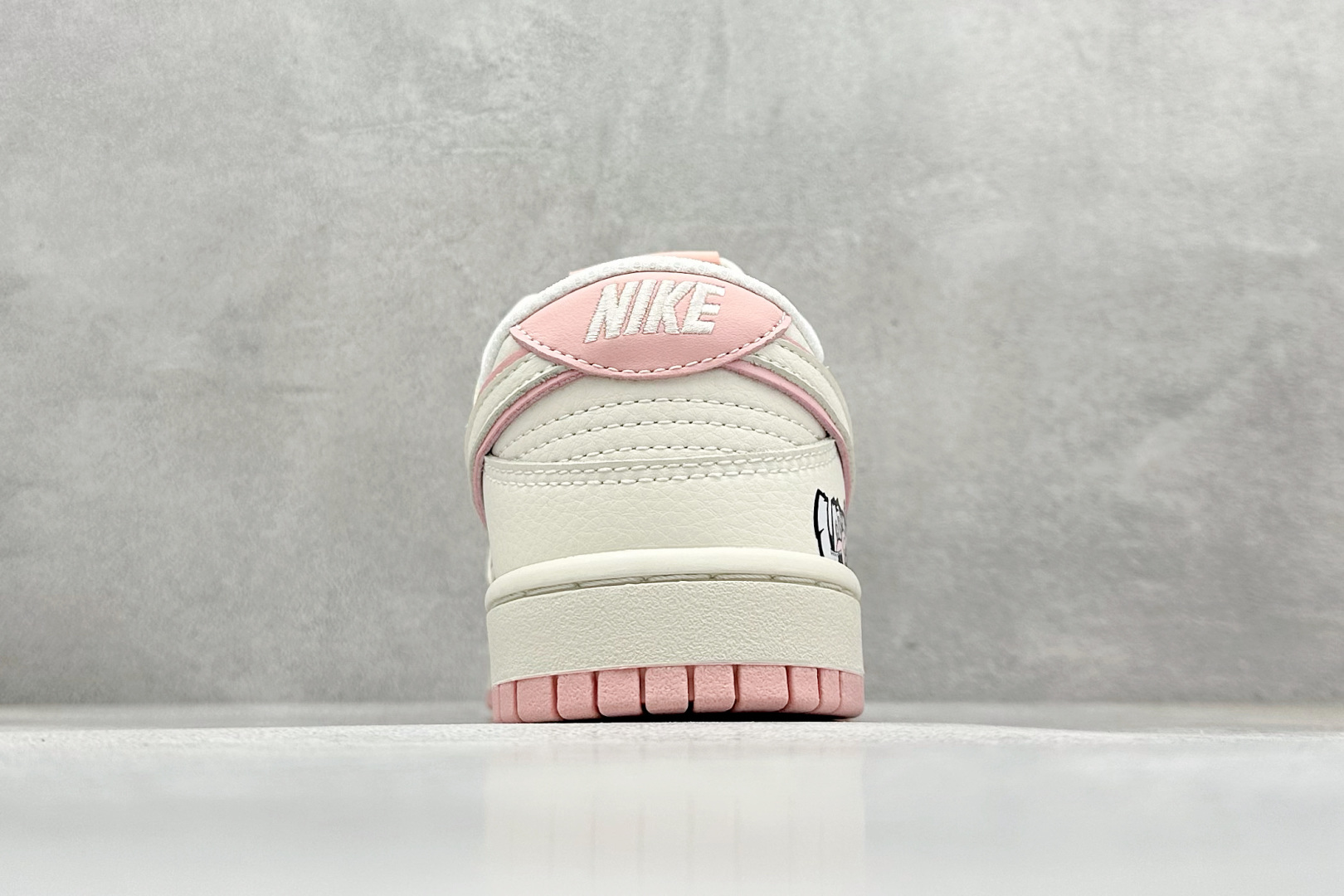 NIKE SB Dunk Low RETRO x LABUBU 粉白 DS6608-009