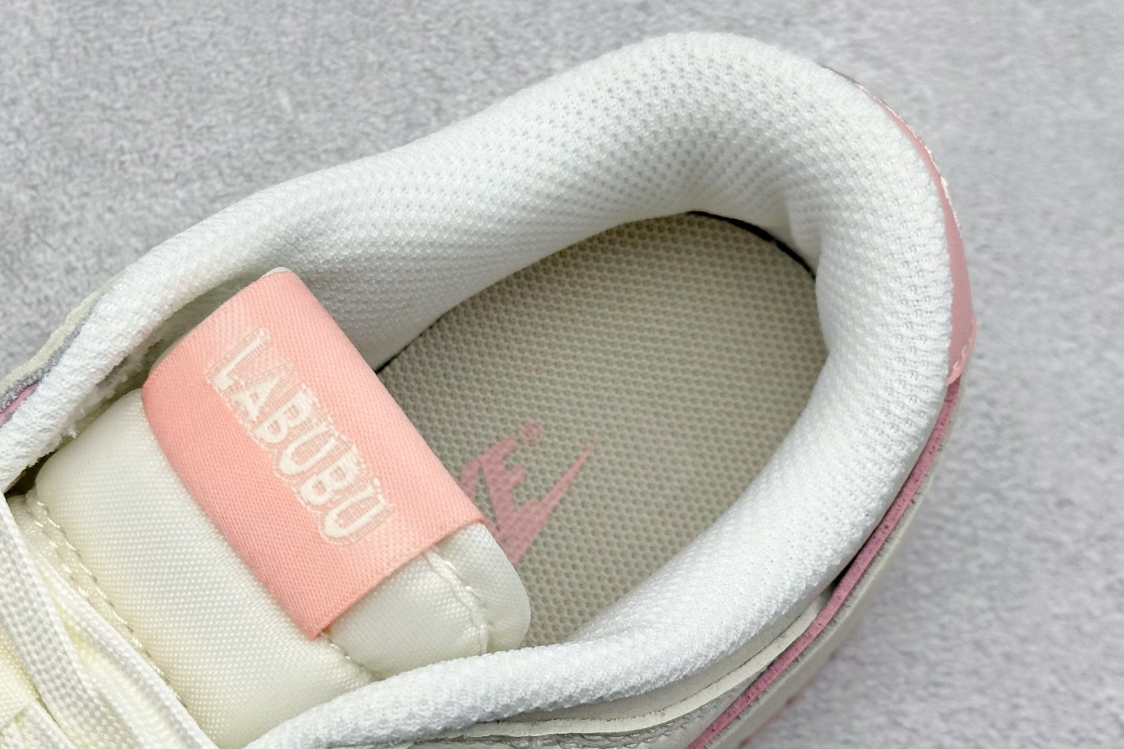 NIKE SB Dunk Low RETRO x LABUBU 粉白 DS6608-009