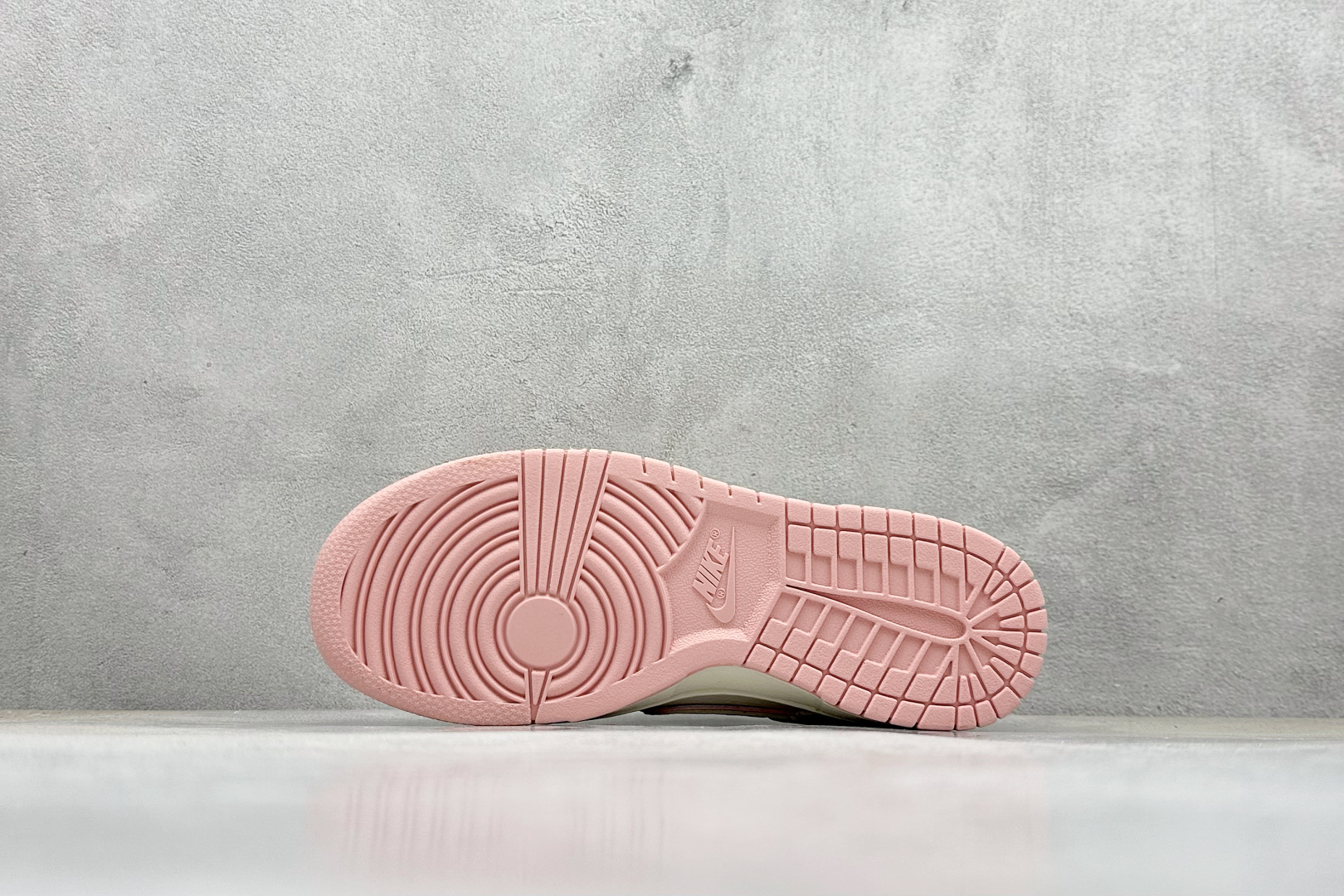 NIKE SB Dunk Low RETRO x LABUBU 粉白 DS6608-009